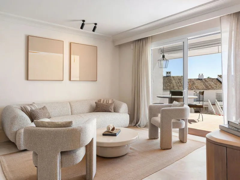 Discover a rare, fully renovated corner apartment in the prestigious Andalucia Garden Club next to Centro Plaza and within easy walking distance of restaurants, cafés, supermarkets, the beach and a wide range of local services the area has to offer. With 