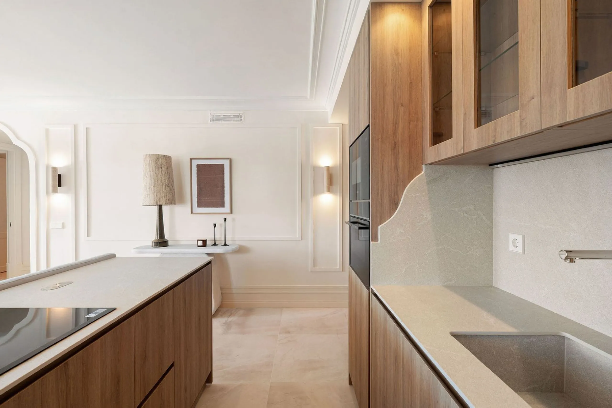 Discover a rare, fully renovated corner apartment in the prestigious Andalucia Garden Club next to Centro Plaza and within easy walking distance of restaurants, cafés, supermarkets, the beach and a wide range of local services the area has to offer. With 