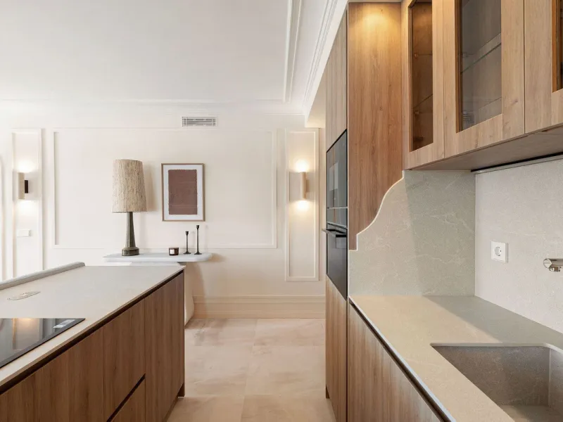 Discover a rare, fully renovated corner apartment in the prestigious Andalucia Garden Club next to Centro Plaza and within easy walking distance of restaurants, cafés, supermarkets, the beach and a wide range of local services the area has to offer. With 