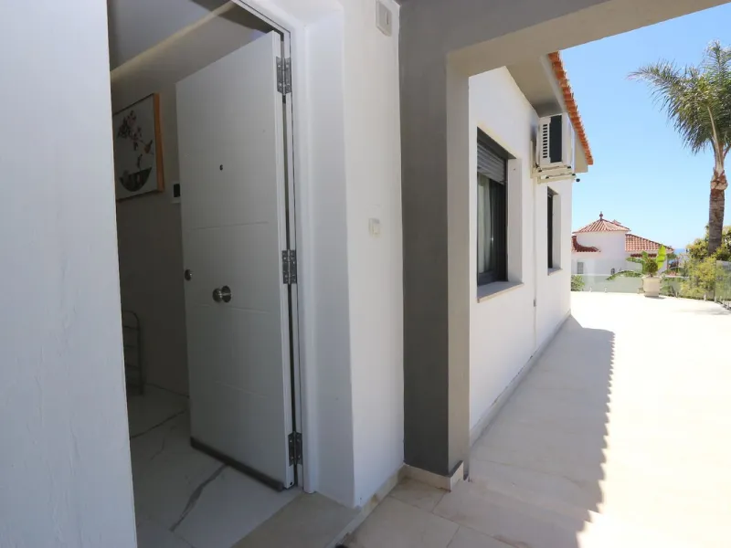 **Detached House on the Riviera: Your Dream Retreat**