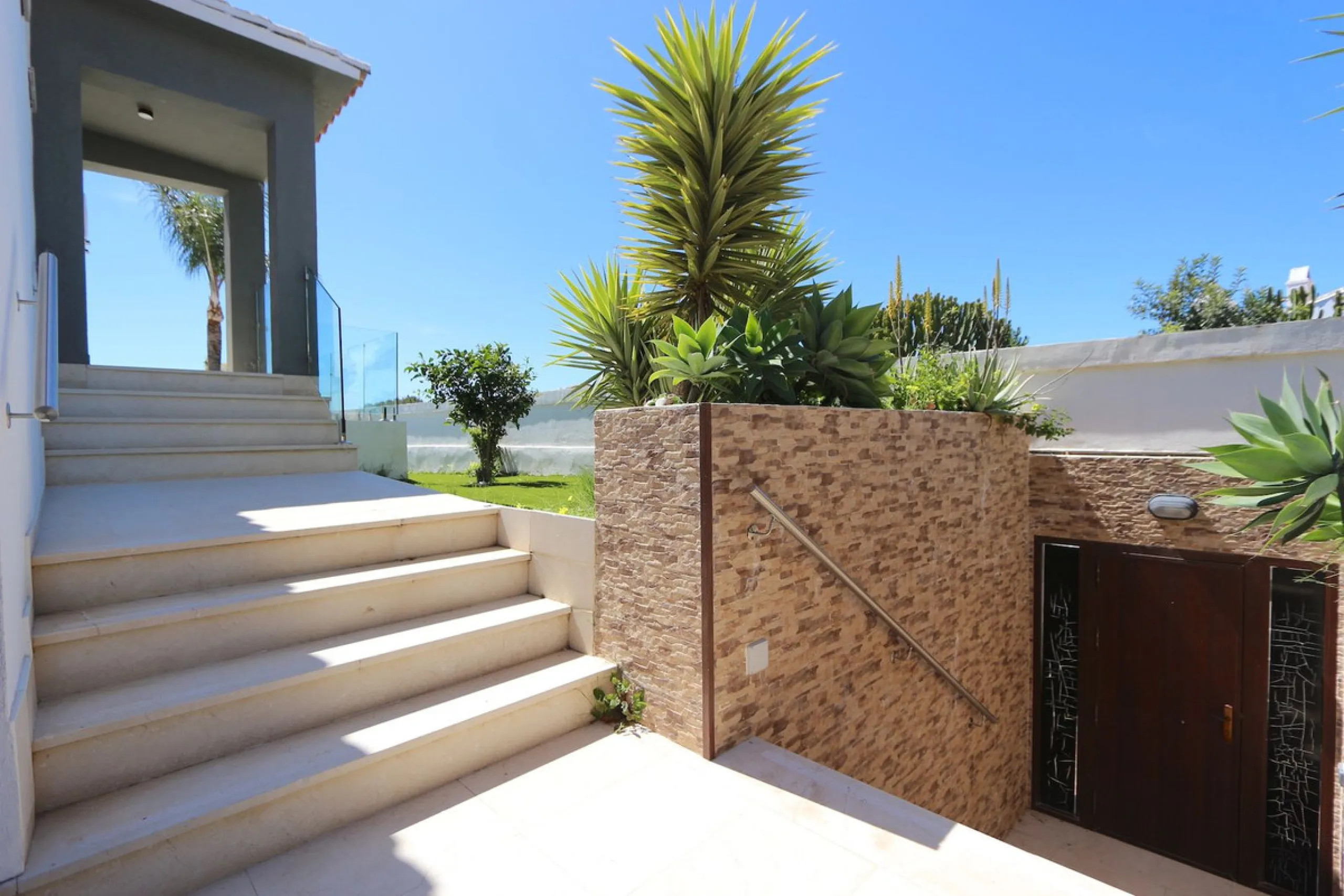 **Detached House on the Riviera: Your Dream Retreat**