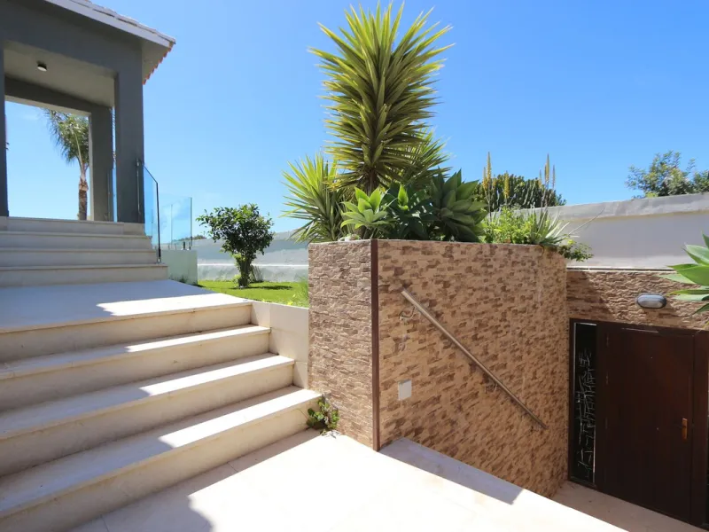 **Detached House on the Riviera: Your Dream Retreat**