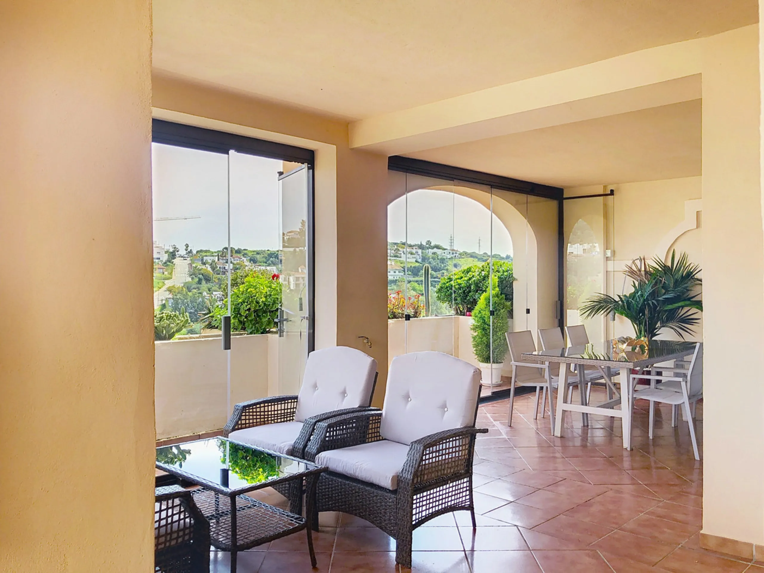 Apartment - Middle Floor Apartment в продаже в Estepona, Málaga. В доме 3 спален и 2 ванных комнат. Площадь дома 220 м²