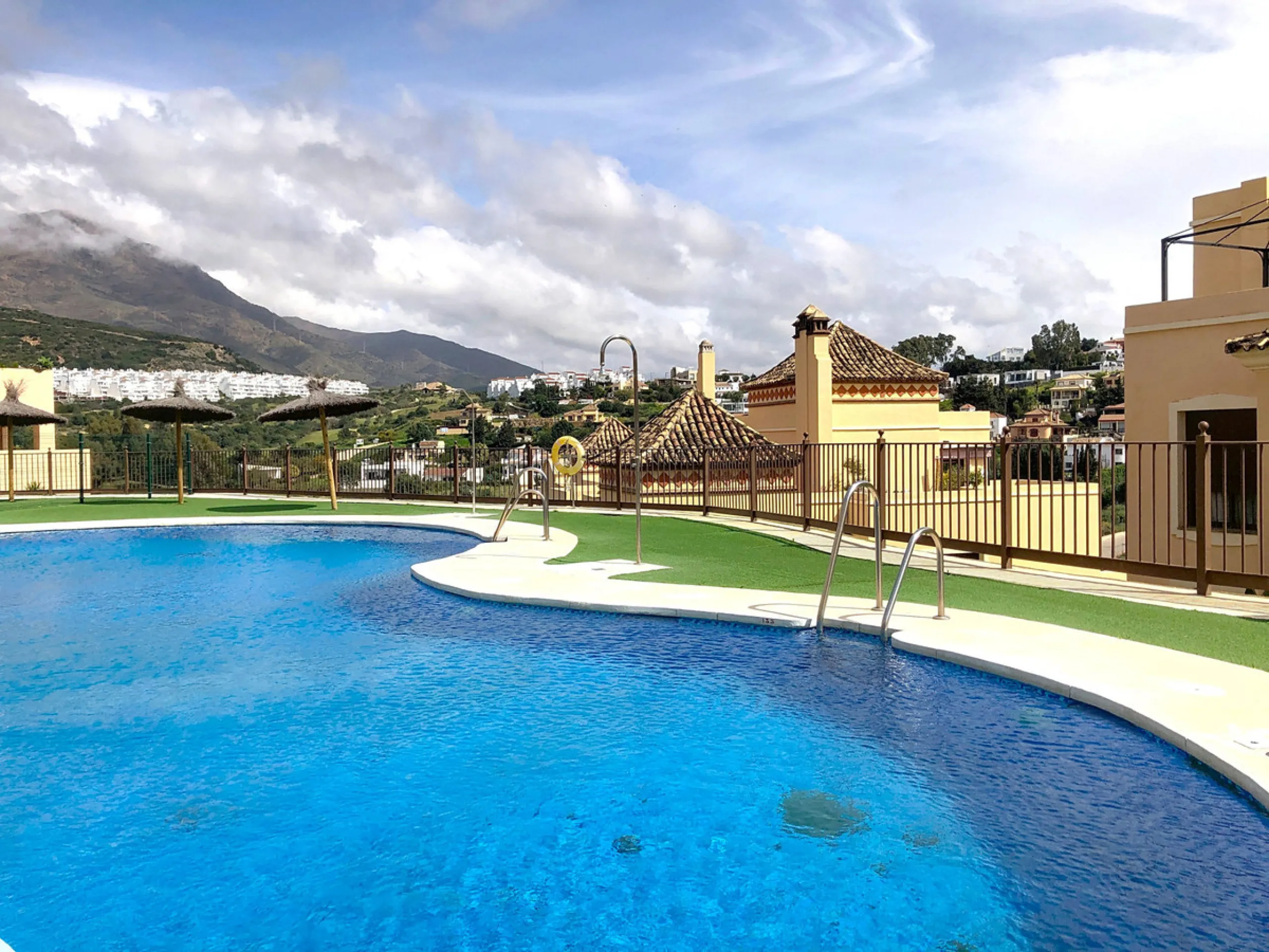 Apartment - Middle Floor Apartment в продаже в Estepona, Málaga. В доме 3 спален и 2 ванных комнат. Площадь дома 220 м²