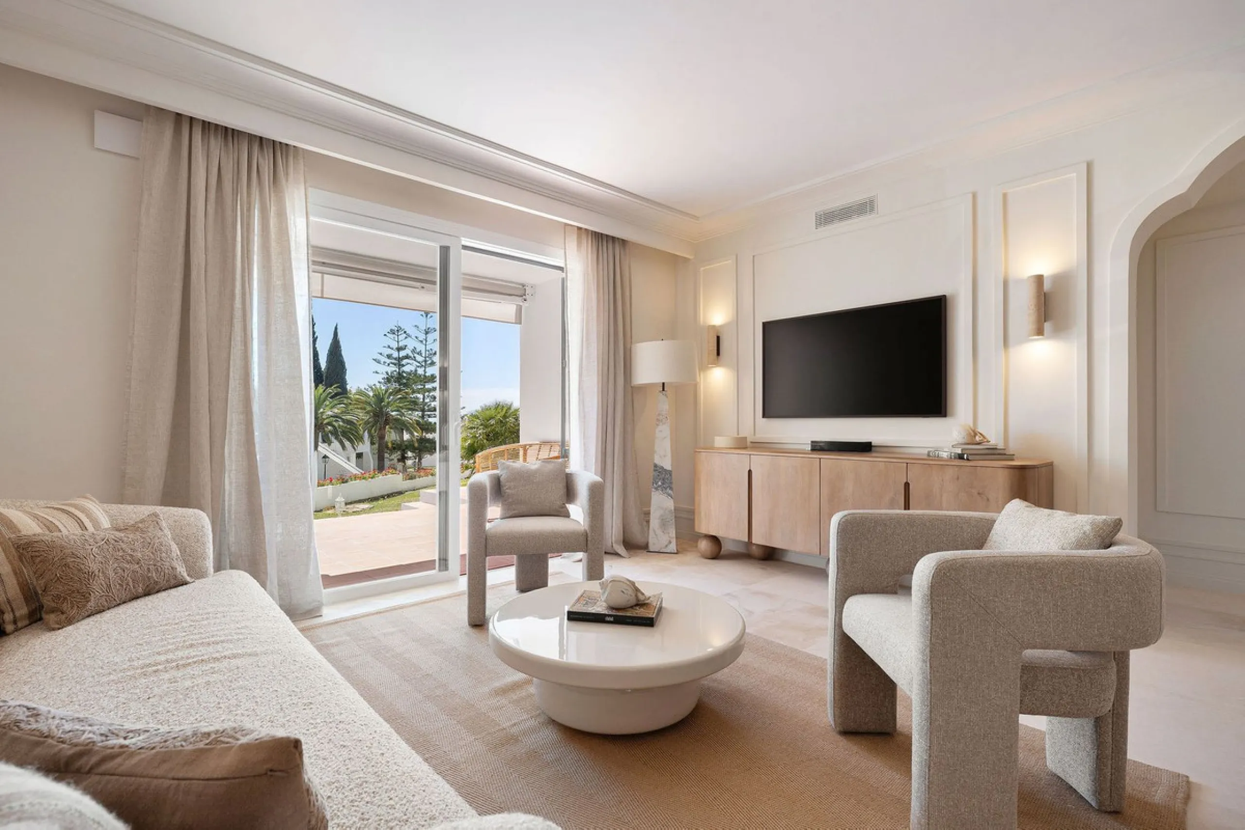Discover a rare, fully renovated corner apartment in the prestigious Andalucia Garden Club next to Centro Plaza and within easy walking distance of restaurants, cafés, supermarkets, the beach and a wide range of local services the area has to offer. With 