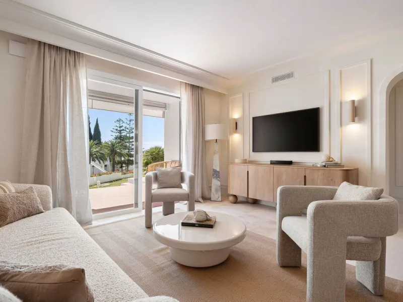 Discover a rare, fully renovated corner apartment in the prestigious Andalucia Garden Club next to Centro Plaza and within easy walking distance of restaurants, cafés, supermarkets, the beach and a wide range of local services the area has to offer. With 