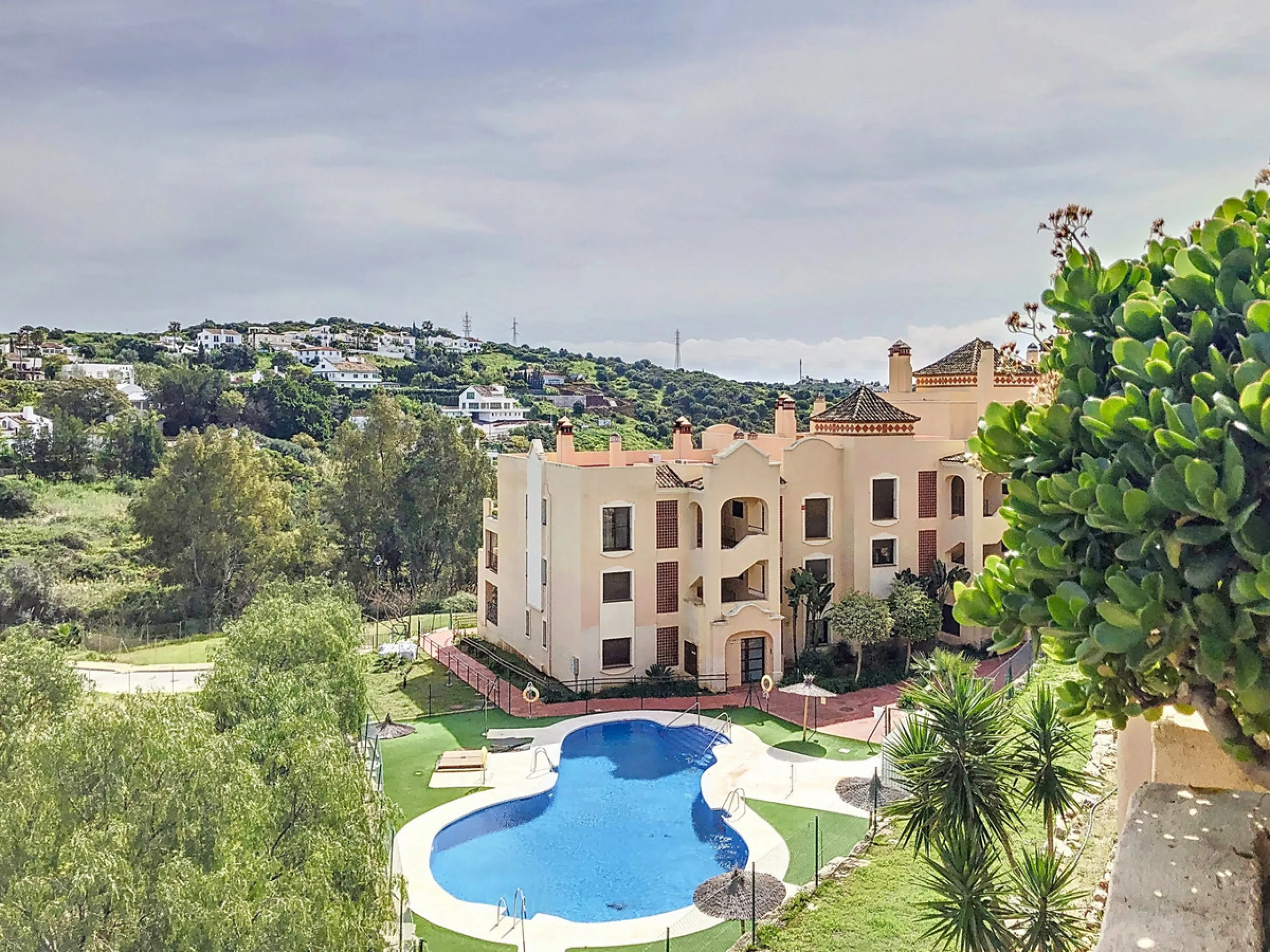 Apartment - Middle Floor Apartment в продаже в Estepona, Málaga. В доме 3 спален и 2 ванных комнат. Площадь дома 220 м²