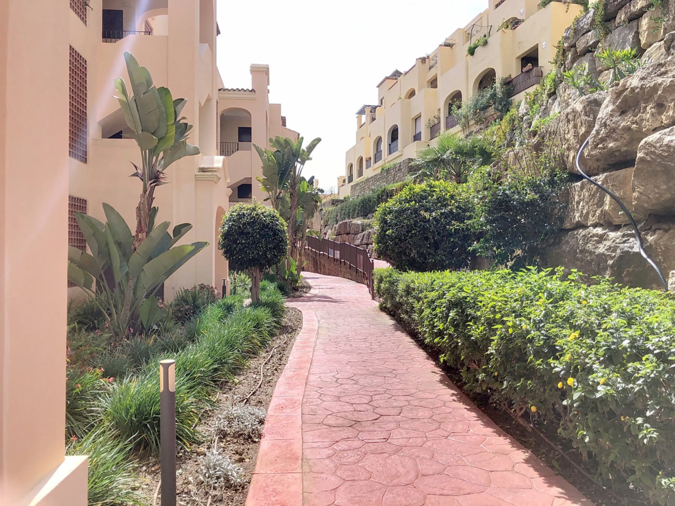 Apartment - Middle Floor Apartment в продаже в Estepona, Málaga. В доме 3 спален и 2 ванных комнат. Площадь дома 220 м²