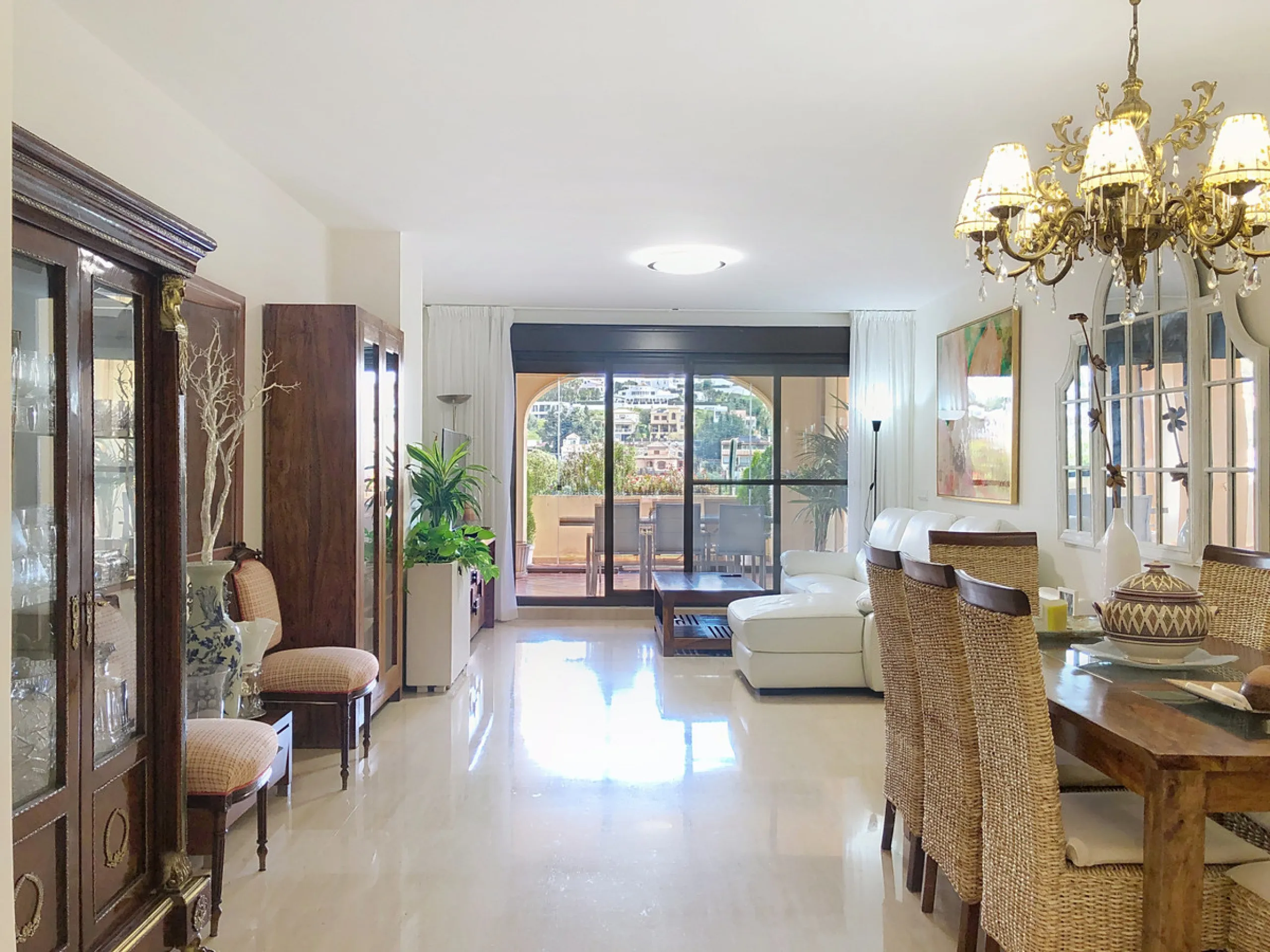 Apartment - Middle Floor Apartment в продаже в Estepona, Málaga. В доме 3 спален и 2 ванных комнат. Площадь дома 220 м²