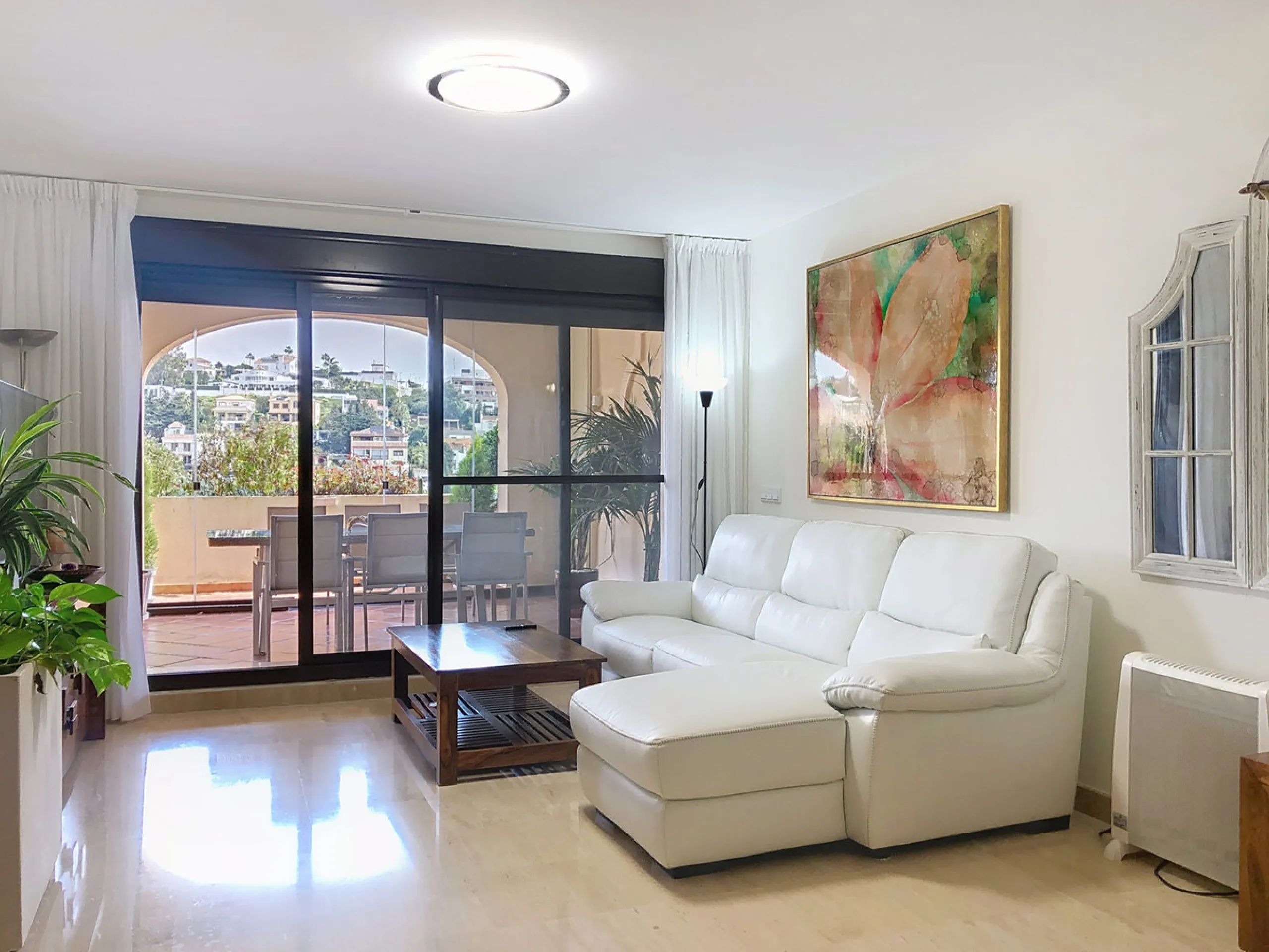 Apartment - Middle Floor Apartment в продаже в Estepona, Málaga. В доме 3 спален и 2 ванных комнат. Площадь дома 220 м²