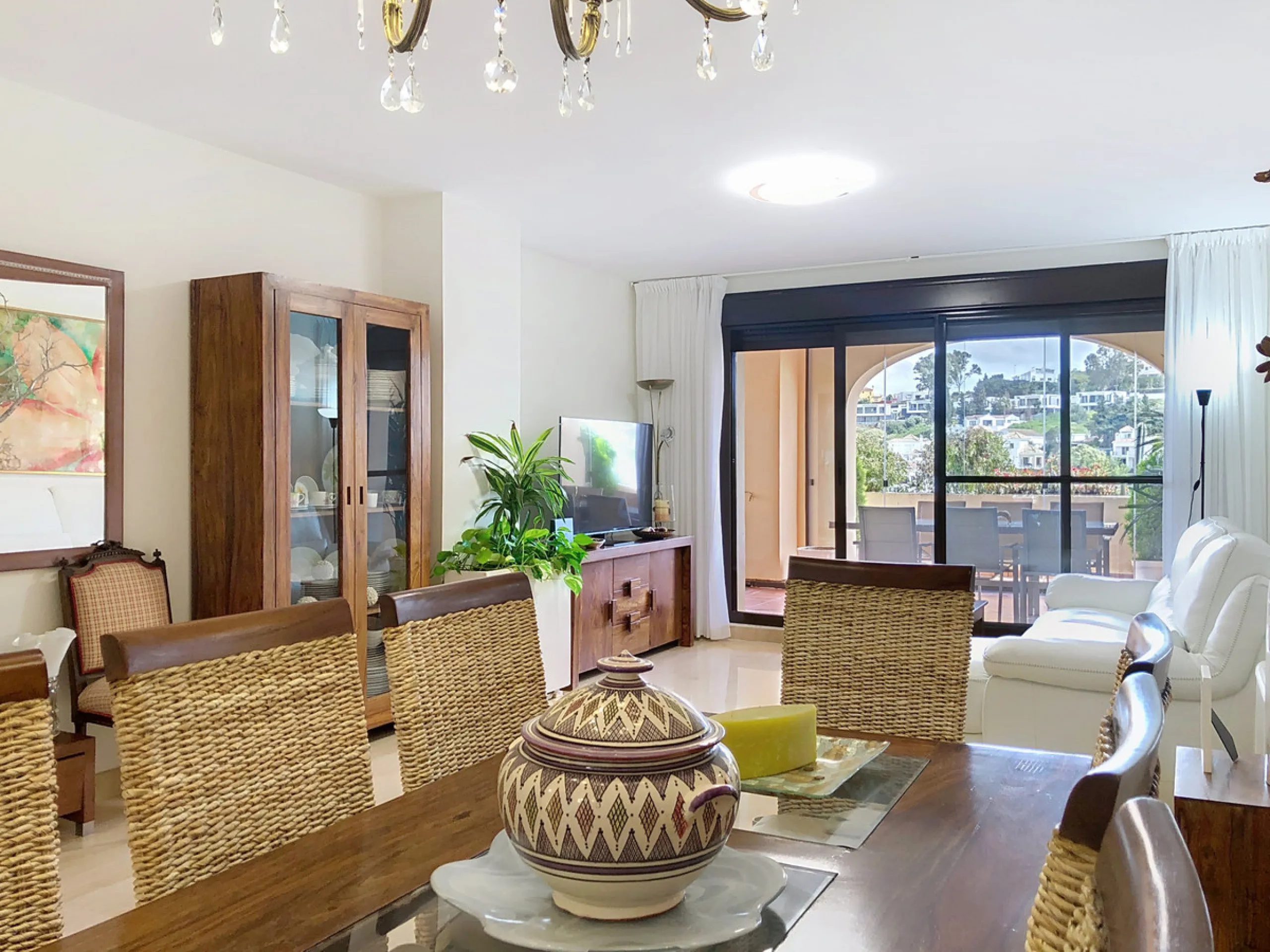 Apartment - Middle Floor Apartment в продаже в Estepona, Málaga. В доме 3 спален и 2 ванных комнат. Площадь дома 220 м²