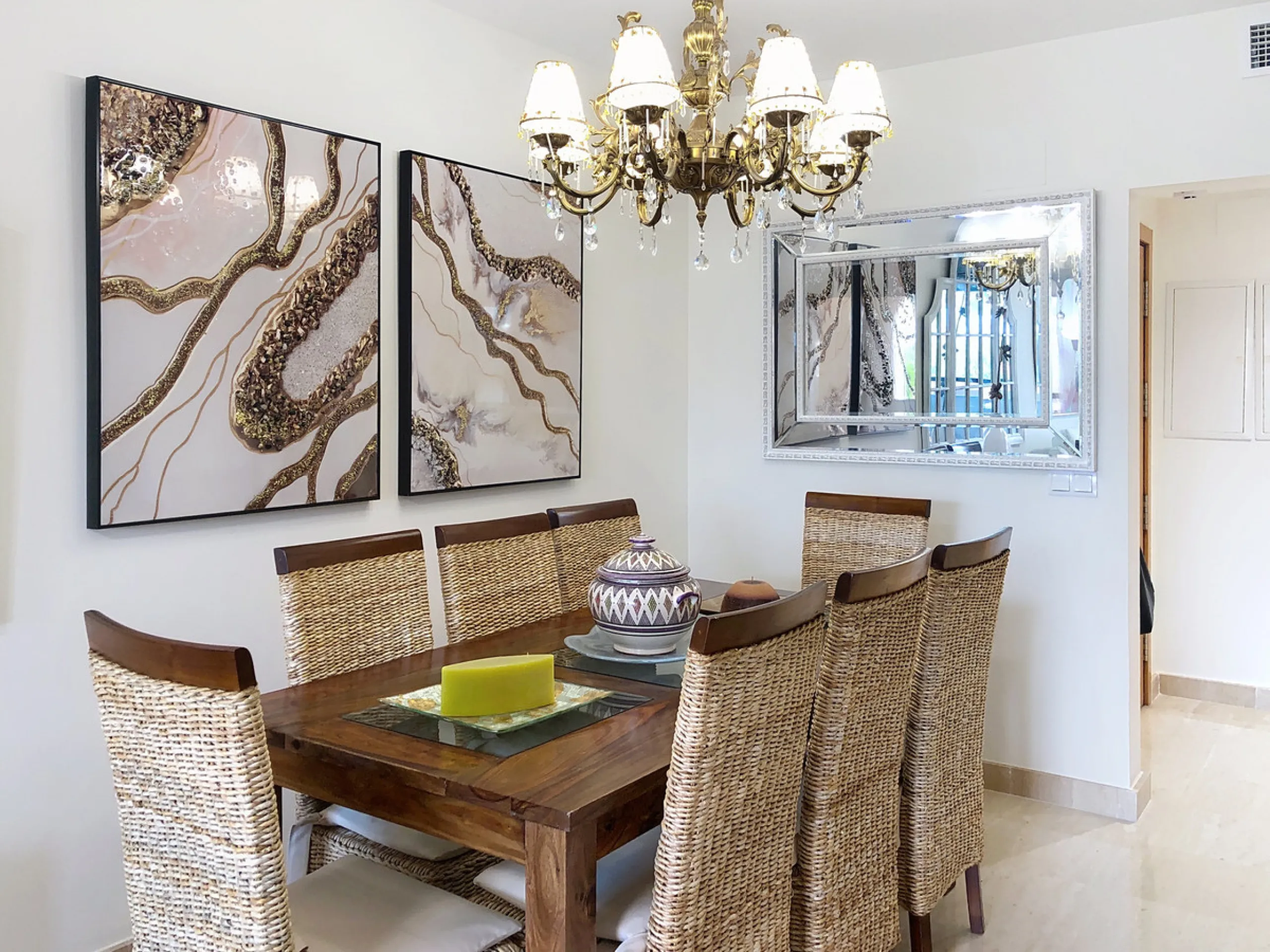 Apartment - Middle Floor Apartment в продаже в Estepona, Málaga. В доме 3 спален и 2 ванных комнат. Площадь дома 220 м²