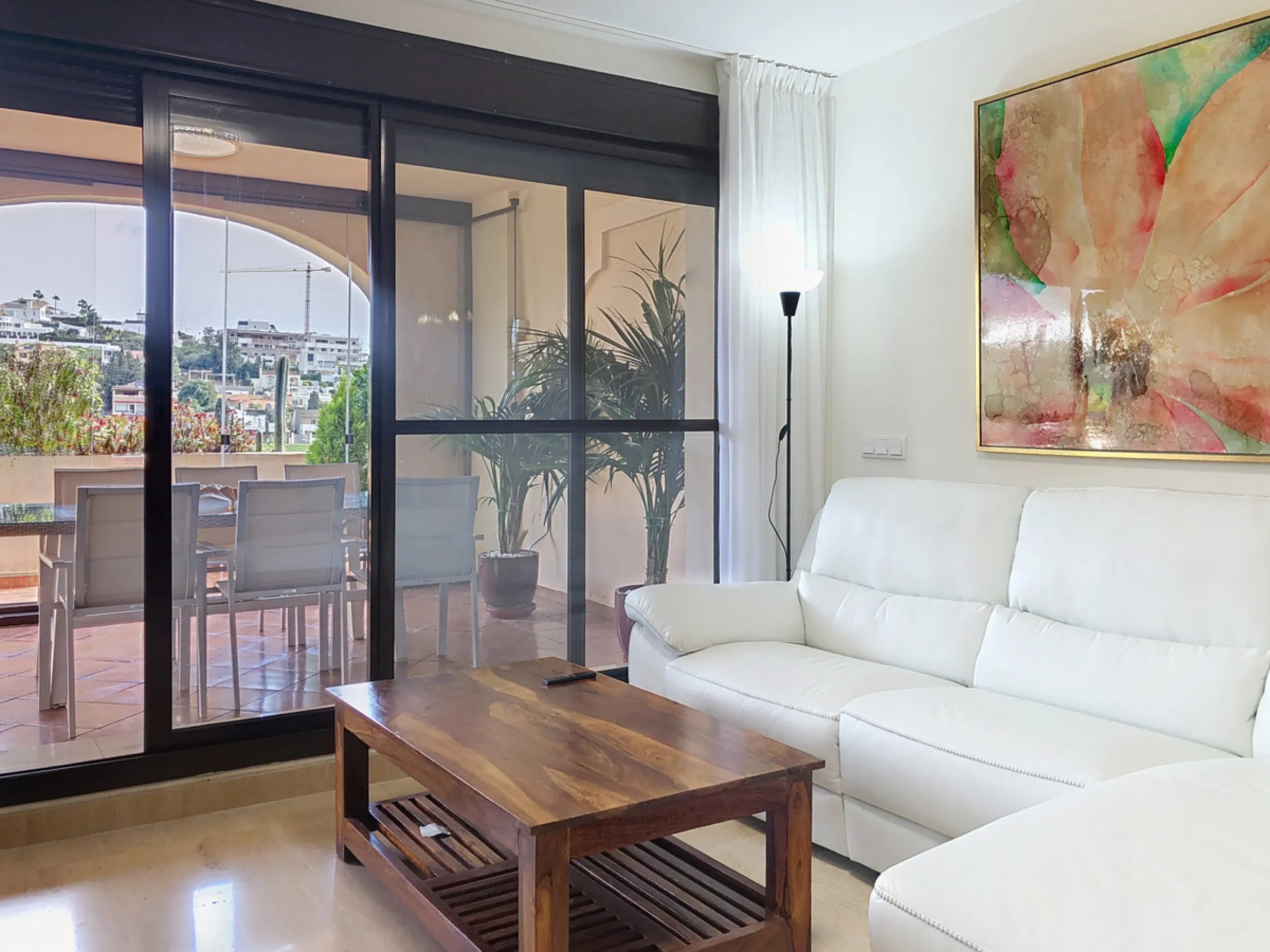 Apartment - Middle Floor Apartment в продаже в Estepona, Málaga. В доме 3 спален и 2 ванных комнат. Площадь дома 220 м²