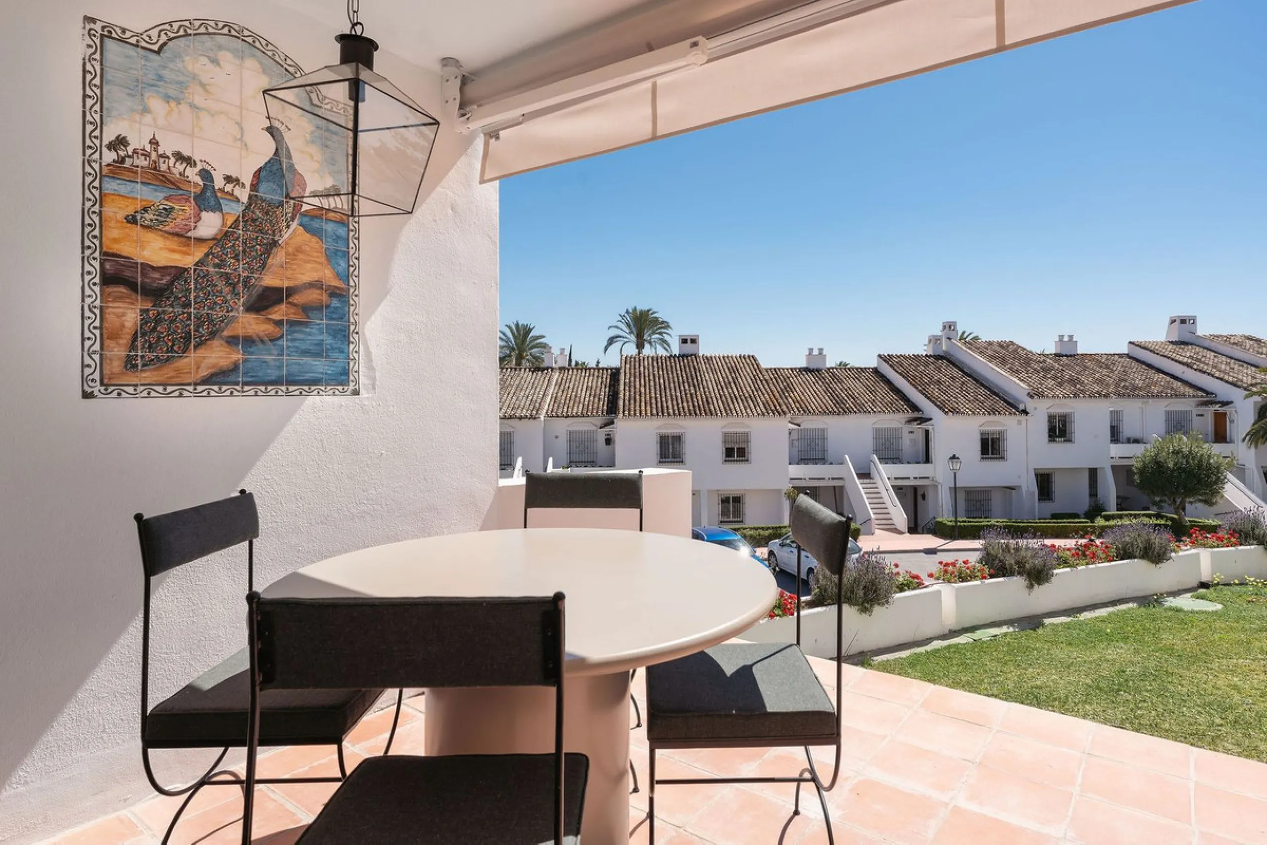 Discover a rare, fully renovated corner apartment in the prestigious Andalucia Garden Club next to Centro Plaza and within easy walking distance of restaurants, cafés, supermarkets, the beach and a wide range of local services the area has to offer. With 