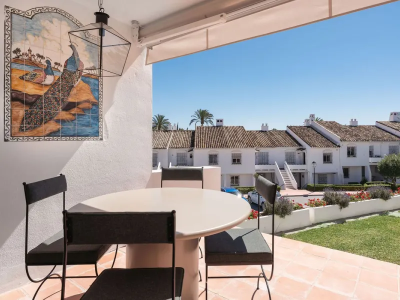 Discover a rare, fully renovated corner apartment in the prestigious Andalucia Garden Club next to Centro Plaza and within easy walking distance of restaurants, cafés, supermarkets, the beach and a wide range of local services the area has to offer. With 