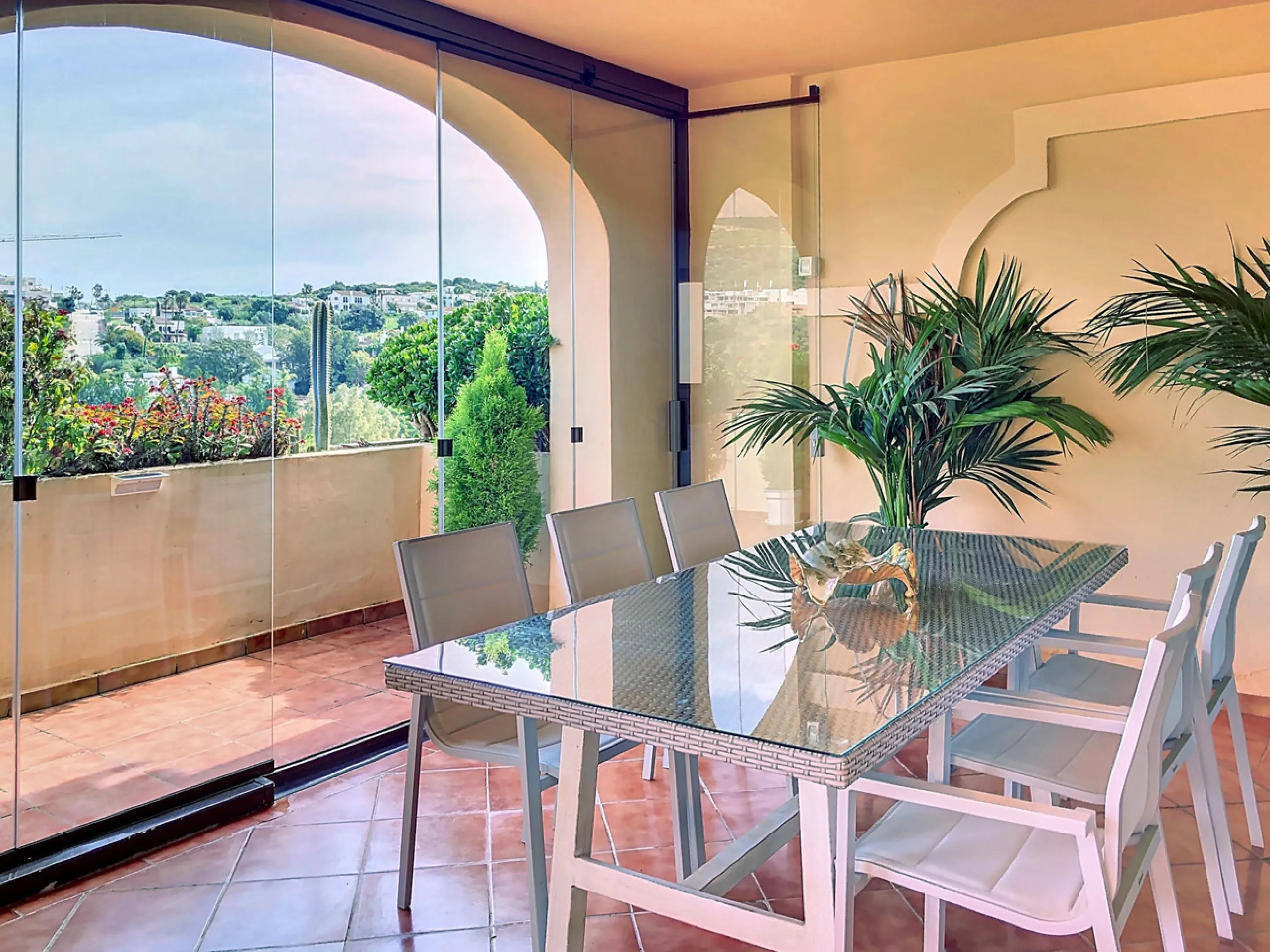Apartment - Middle Floor Apartment в продаже в Estepona, Málaga. В доме 3 спален и 2 ванных комнат. Площадь дома 220 м²