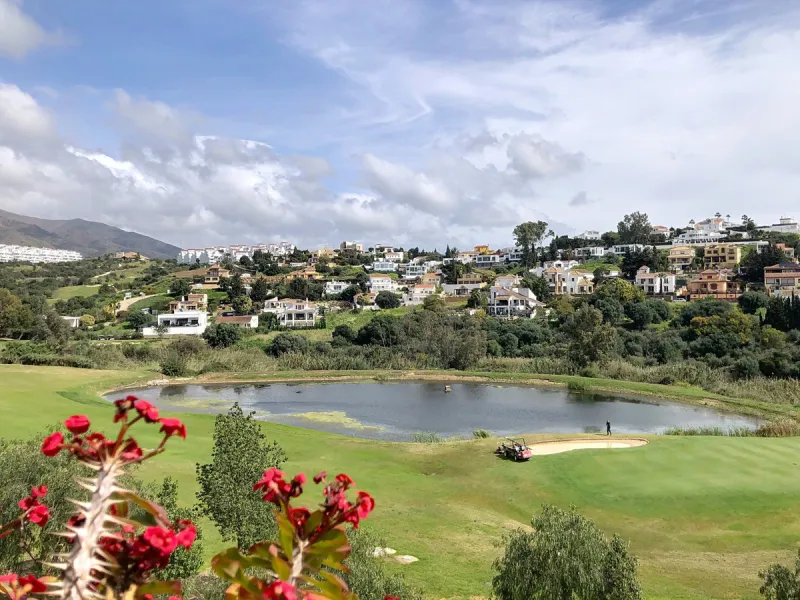 Apartment - Middle Floor Apartment в продаже в Estepona, Málaga. В доме 3 спален и 2 ванных комнат. Площадь дома 220 м²