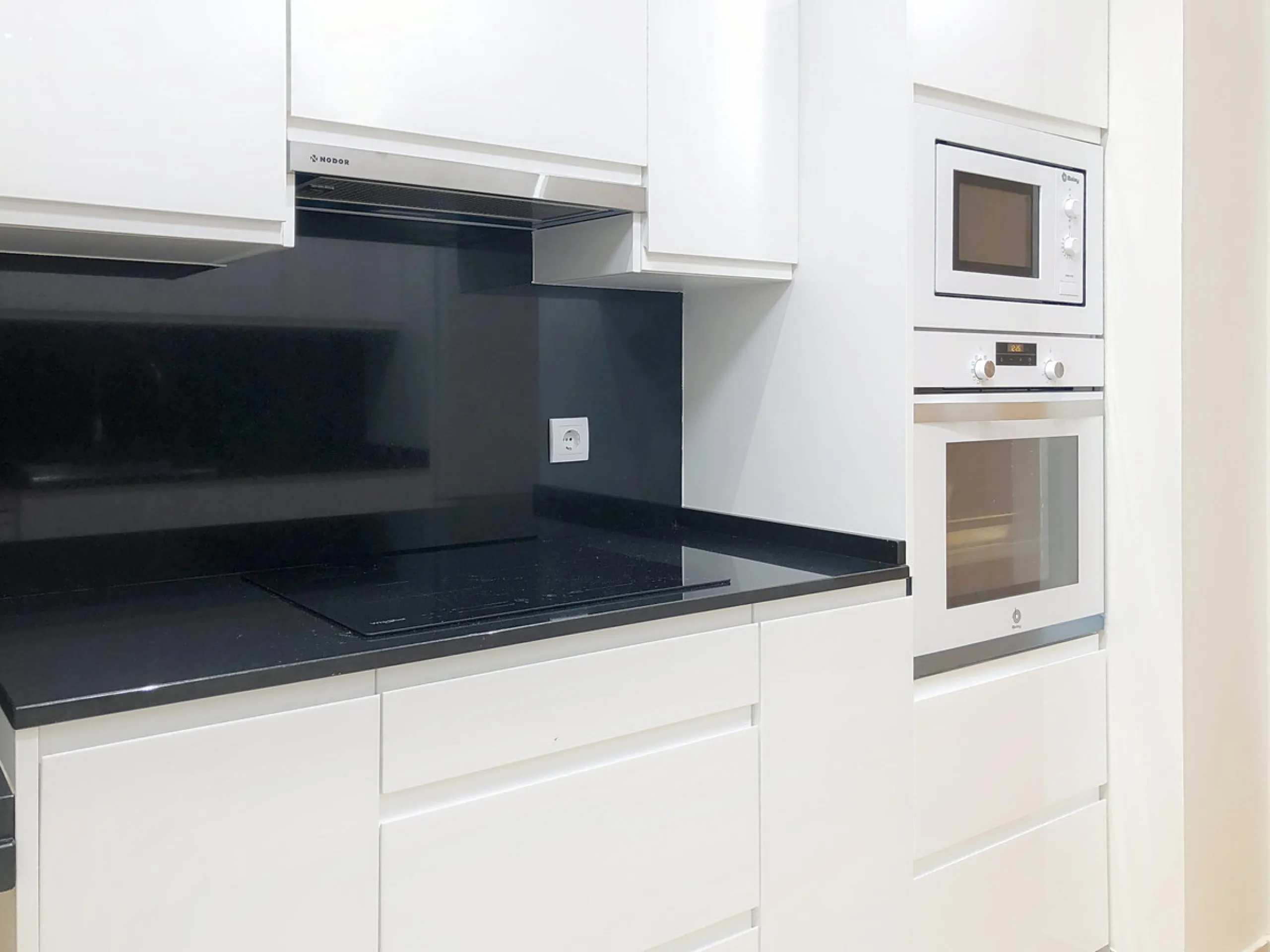 Apartment - Middle Floor Apartment в продаже в Estepona, Málaga. В доме 3 спален и 2 ванных комнат. Площадь дома 220 м²