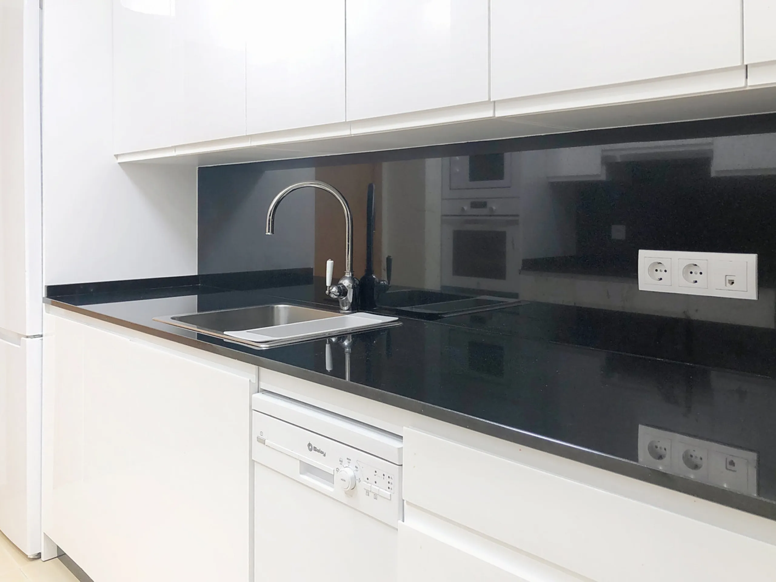 Apartment - Middle Floor Apartment в продаже в Estepona, Málaga. В доме 3 спален и 2 ванных комнат. Площадь дома 220 м²