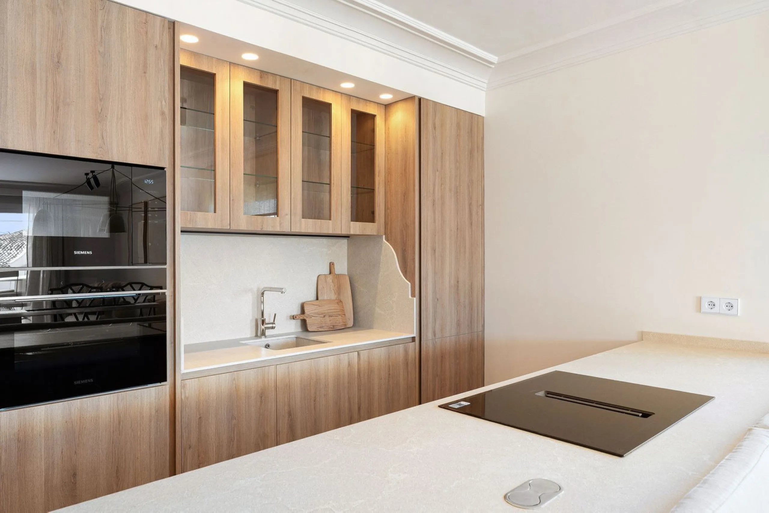Discover a rare, fully renovated corner apartment in the prestigious Andalucia Garden Club next to Centro Plaza and within easy walking distance of restaurants, cafés, supermarkets, the beach and a wide range of local services the area has to offer. With 