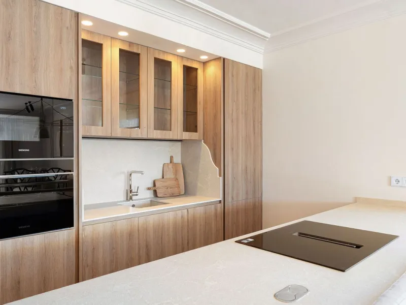 Discover a rare, fully renovated corner apartment in the prestigious Andalucia Garden Club next to Centro Plaza and within easy walking distance of restaurants, cafés, supermarkets, the beach and a wide range of local services the area has to offer. With 
