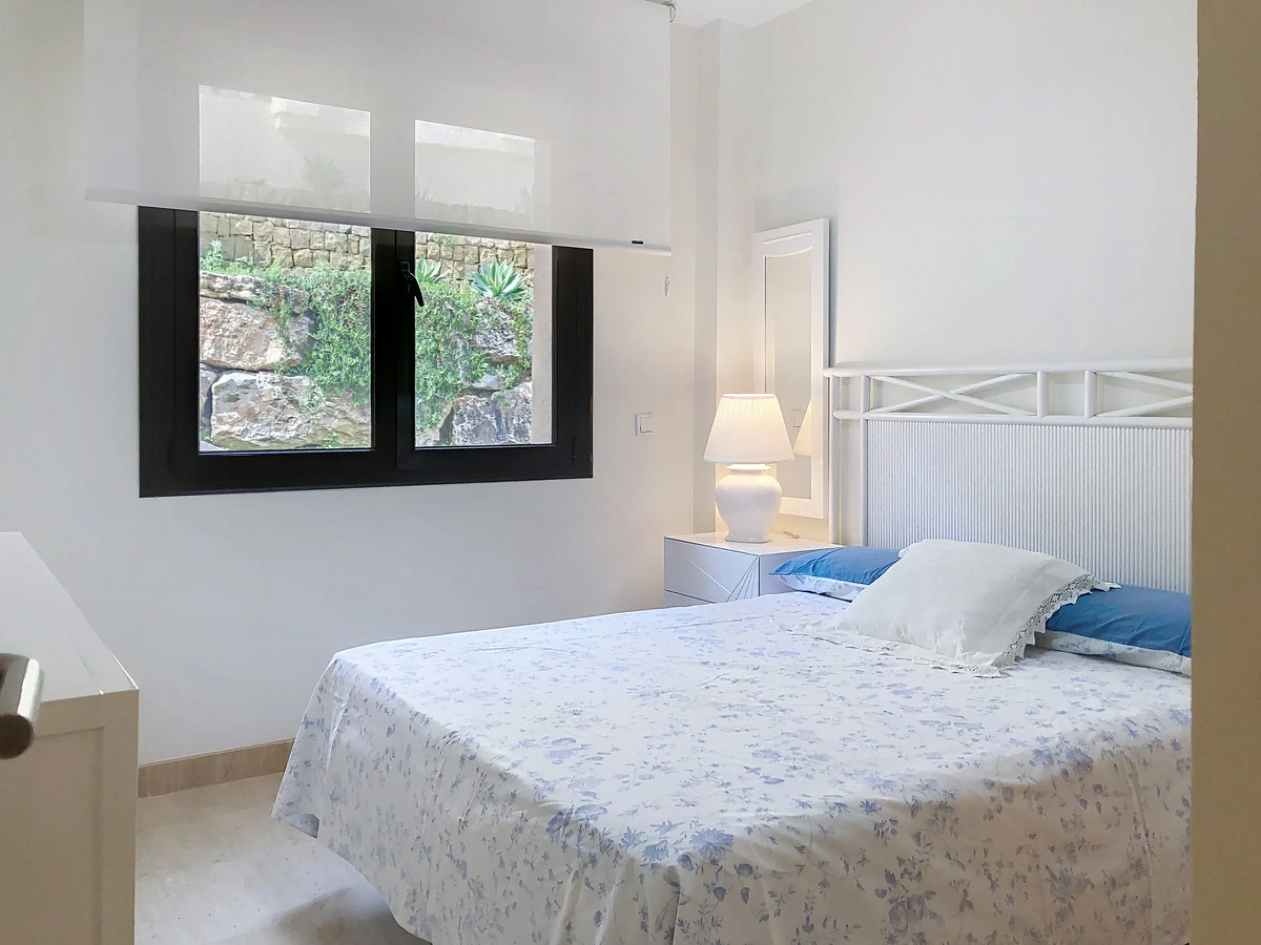 Apartment - Middle Floor Apartment в продаже в Estepona, Málaga. В доме 3 спален и 2 ванных комнат. Площадь дома 220 м²