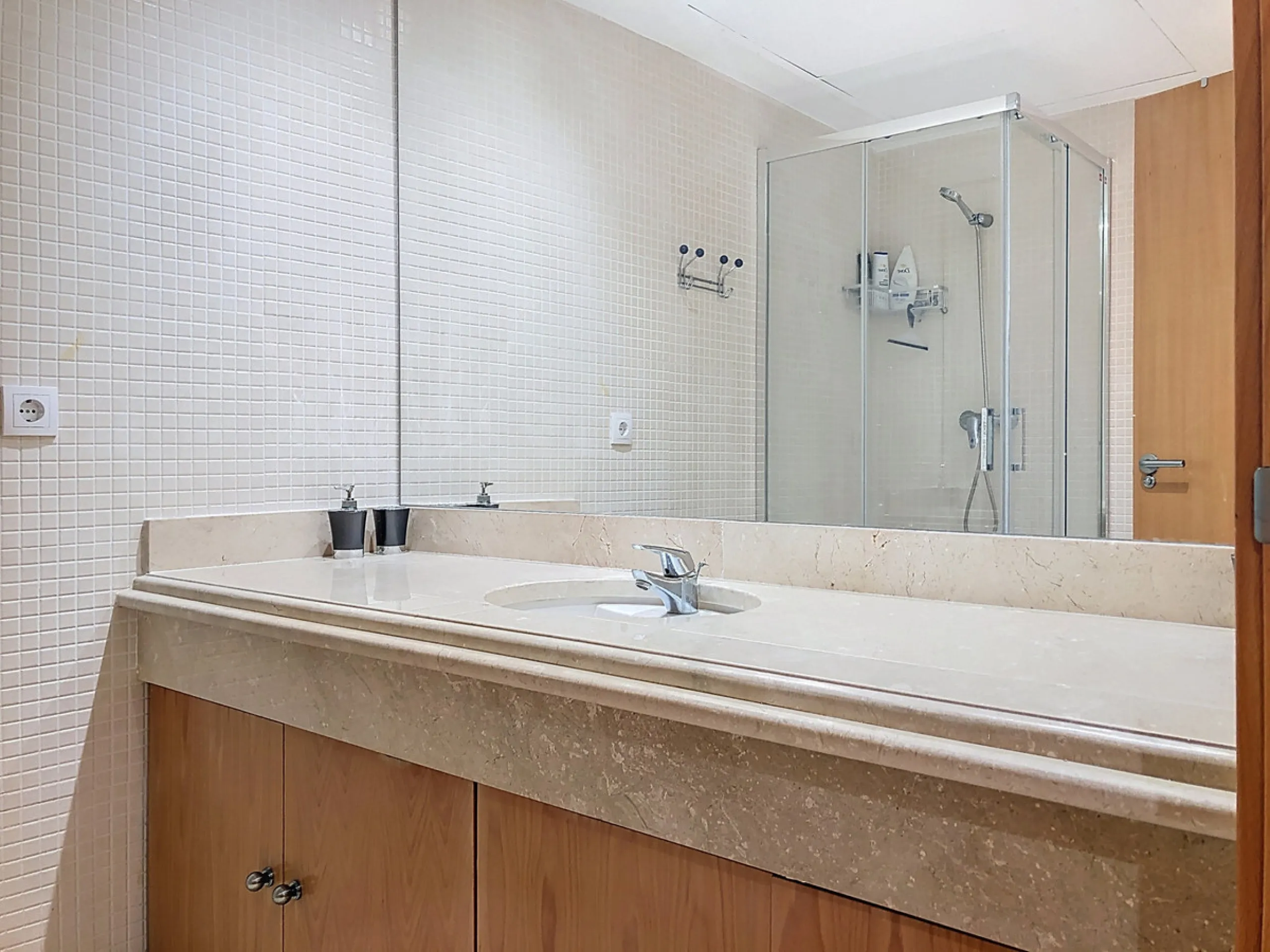 Apartment - Middle Floor Apartment в продаже в Estepona, Málaga. В доме 3 спален и 2 ванных комнат. Площадь дома 220 м²