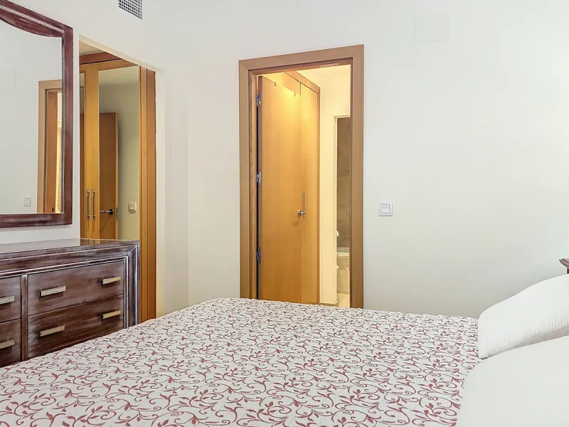 Apartment - Middle Floor Apartment в продаже в Estepona, Málaga. В доме 3 спален и 2 ванных комнат. Площадь дома 220 м²