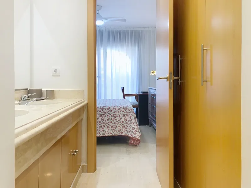 Apartment - Middle Floor Apartment в продаже в Estepona, Málaga. В доме 3 спален и 2 ванных комнат. Площадь дома 220 м²