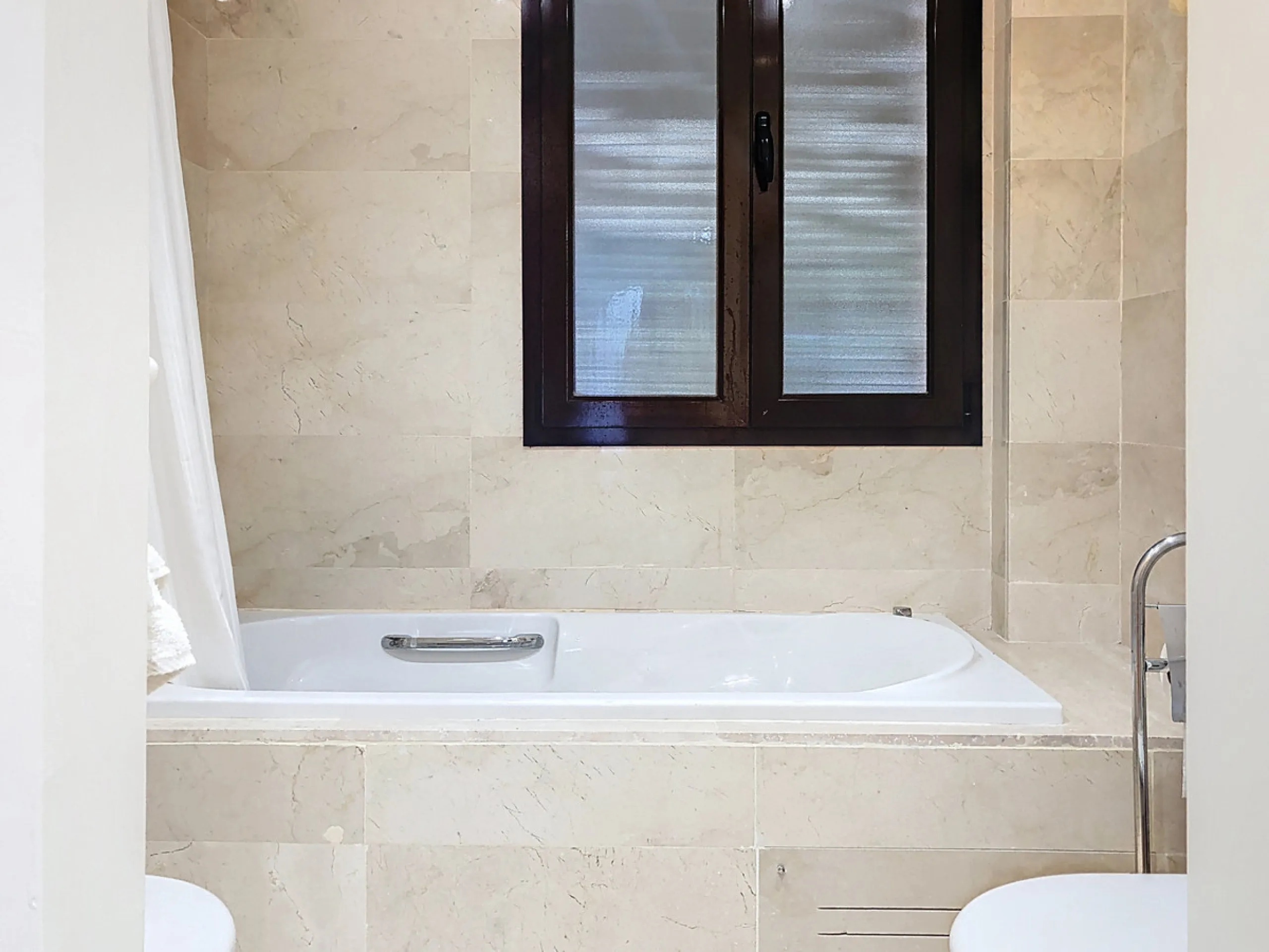 Apartment - Middle Floor Apartment в продаже в Estepona, Málaga. В доме 3 спален и 2 ванных комнат. Площадь дома 220 м²