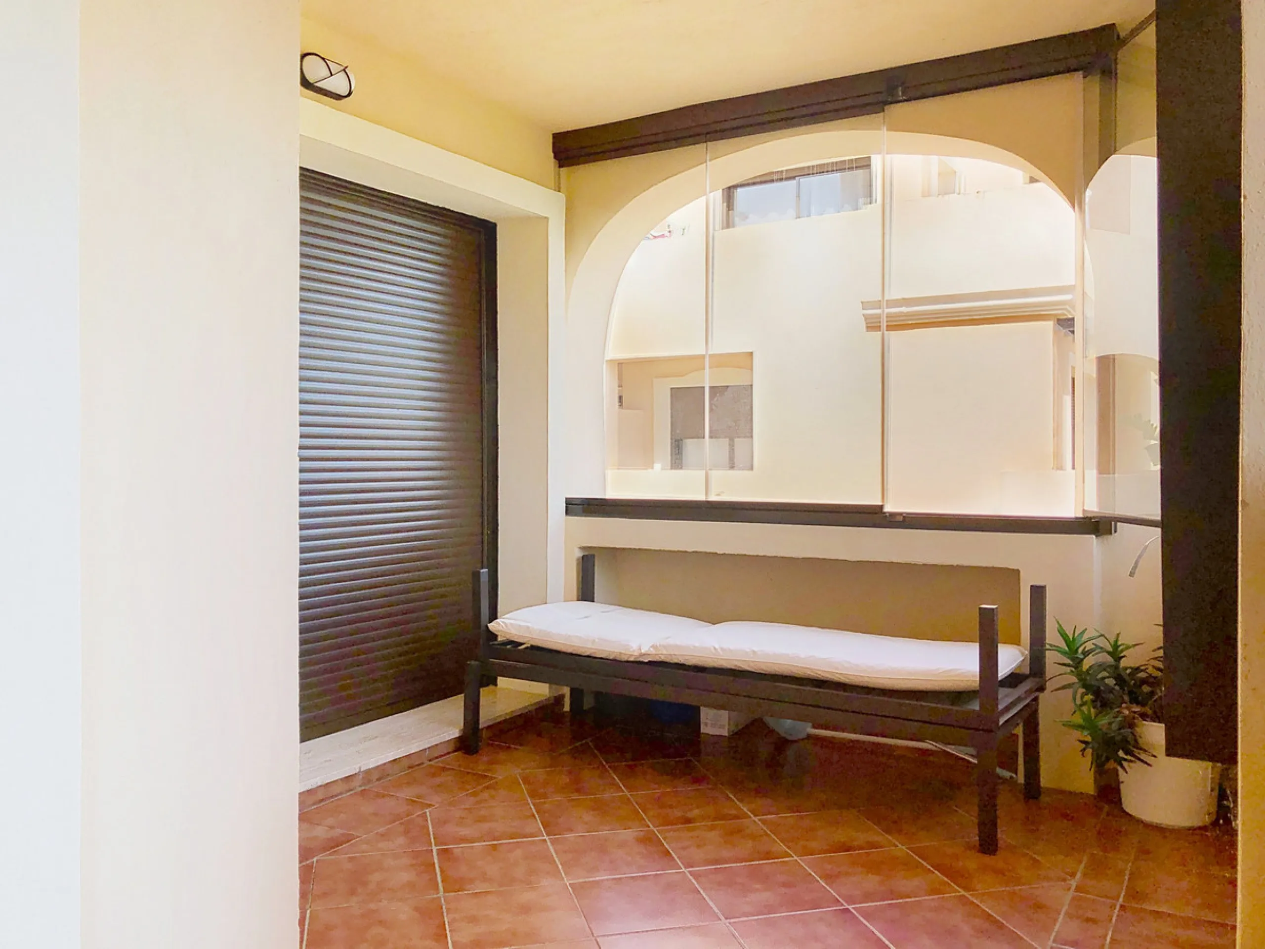 Apartment - Middle Floor Apartment в продаже в Estepona, Málaga. В доме 3 спален и 2 ванных комнат. Площадь дома 220 м²