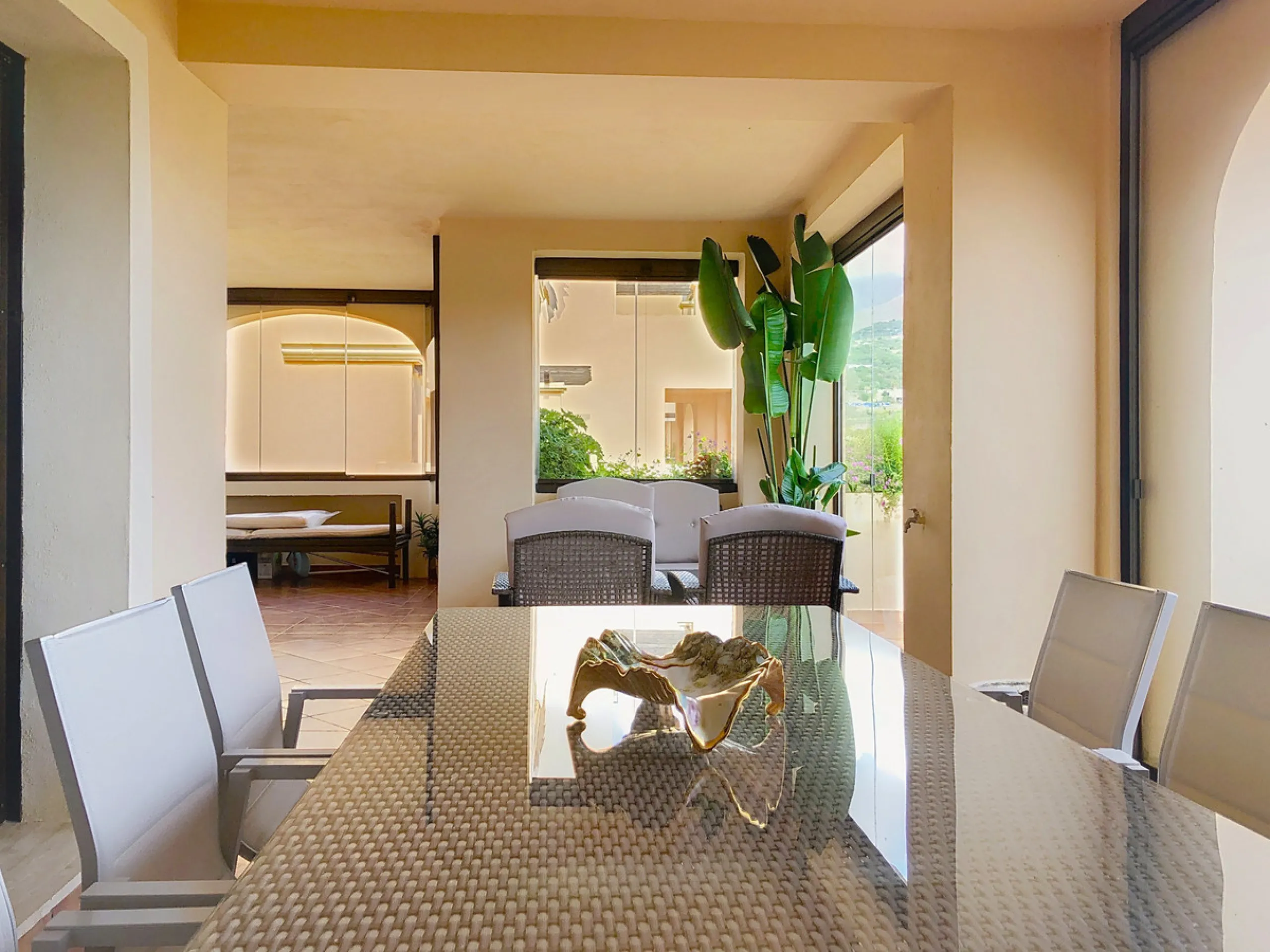 Apartment - Middle Floor Apartment в продаже в Estepona, Málaga. В доме 3 спален и 2 ванных комнат. Площадь дома 220 м²