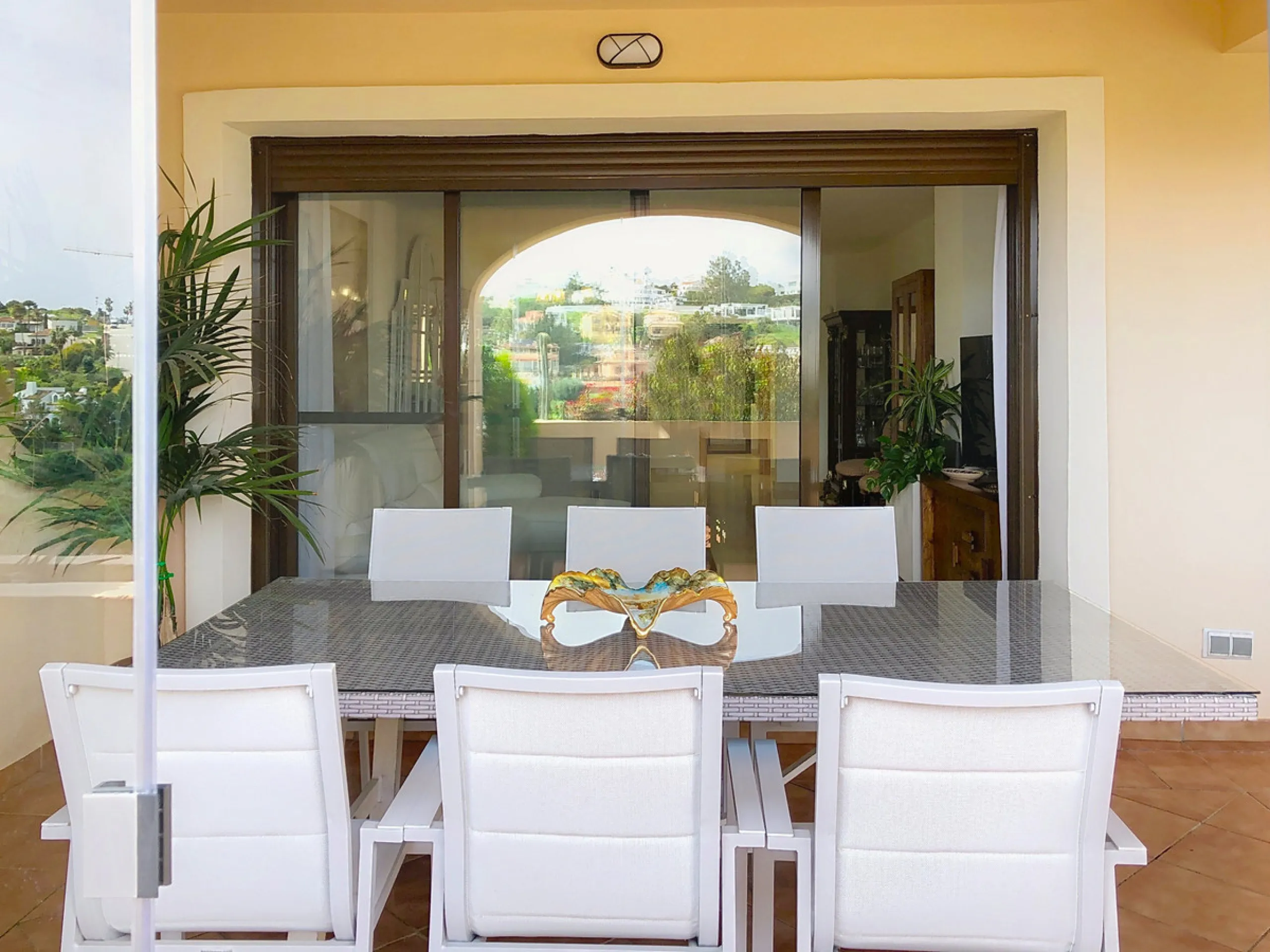 Apartment - Middle Floor Apartment в продаже в Estepona, Málaga. В доме 3 спален и 2 ванных комнат. Площадь дома 220 м²