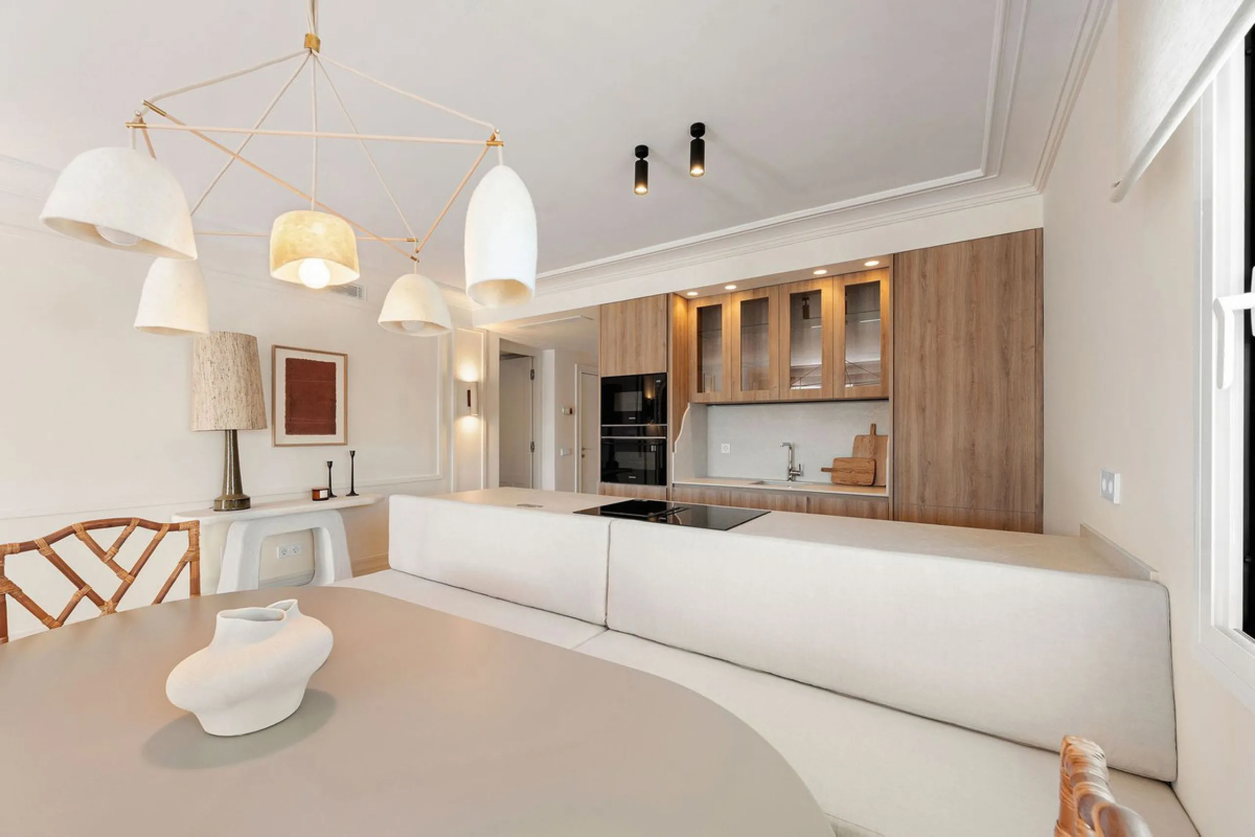 Discover a rare, fully renovated corner apartment in the prestigious Andalucia Garden Club next to Centro Plaza and within easy walking distance of restaurants, cafés, supermarkets, the beach and a wide range of local services the area has to offer. With 