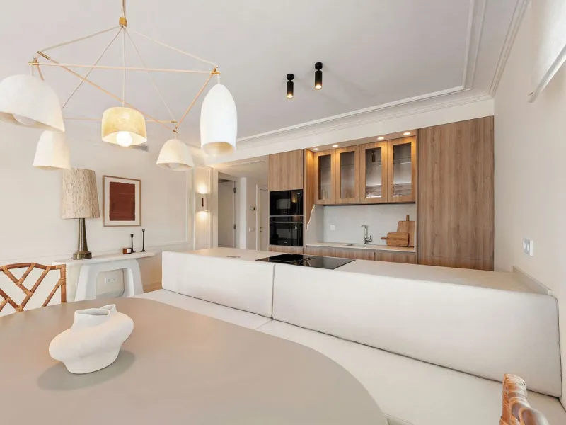 Discover a rare, fully renovated corner apartment in the prestigious Andalucia Garden Club next to Centro Plaza and within easy walking distance of restaurants, cafés, supermarkets, the beach and a wide range of local services the area has to offer. With 