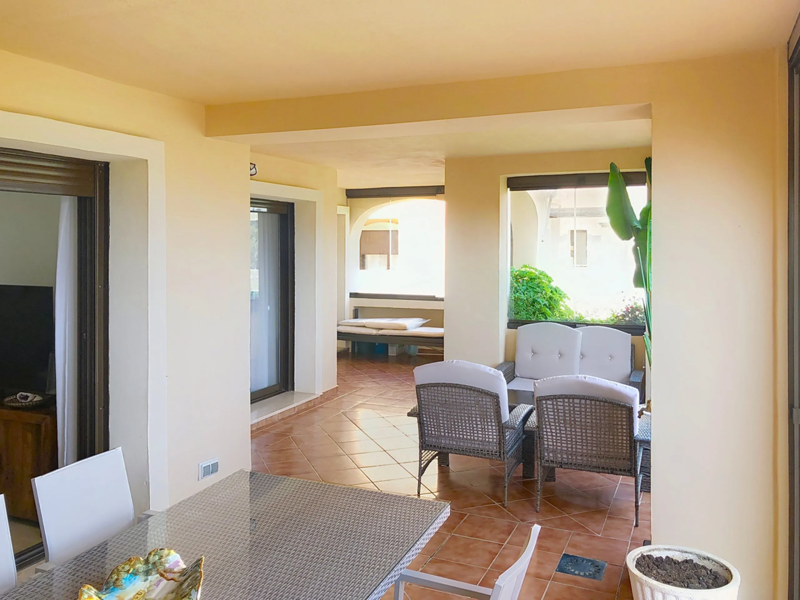 Apartment - Middle Floor Apartment в продаже в Estepona, Málaga. В доме 3 спален и 2 ванных комнат. Площадь дома 220 м²