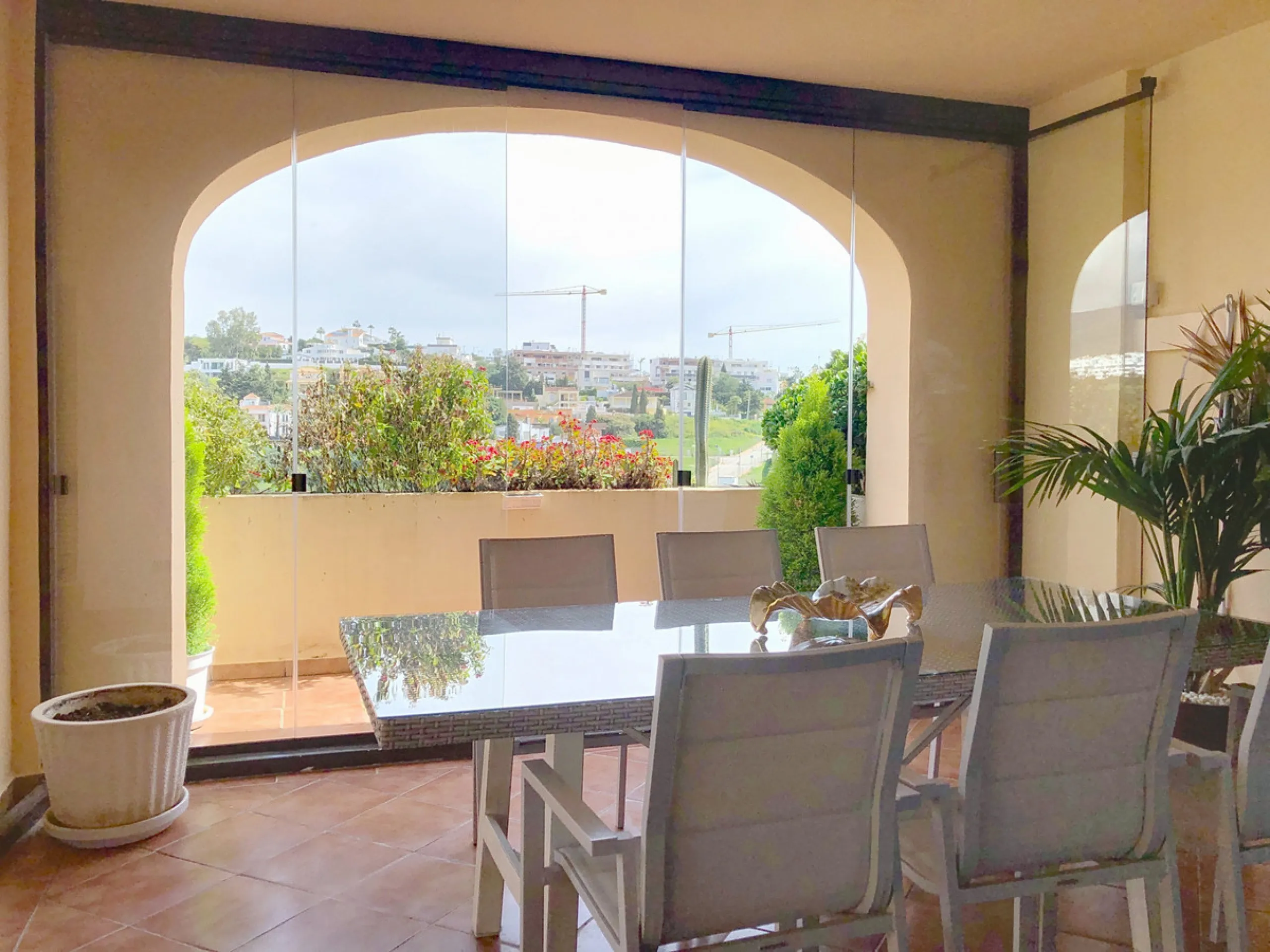 Apartment - Middle Floor Apartment в продаже в Estepona, Málaga. В доме 3 спален и 2 ванных комнат. Площадь дома 220 м²