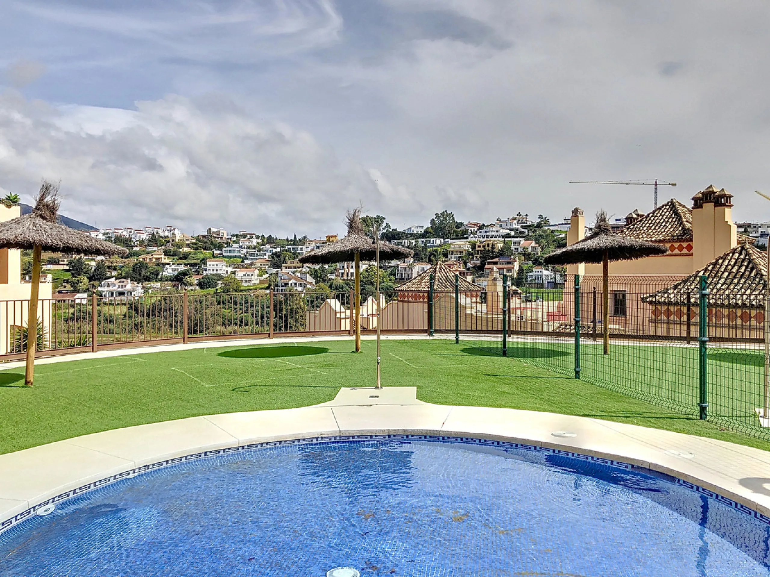 Apartment - Middle Floor Apartment в продаже в Estepona, Málaga. В доме 3 спален и 2 ванных комнат. Площадь дома 220 м²