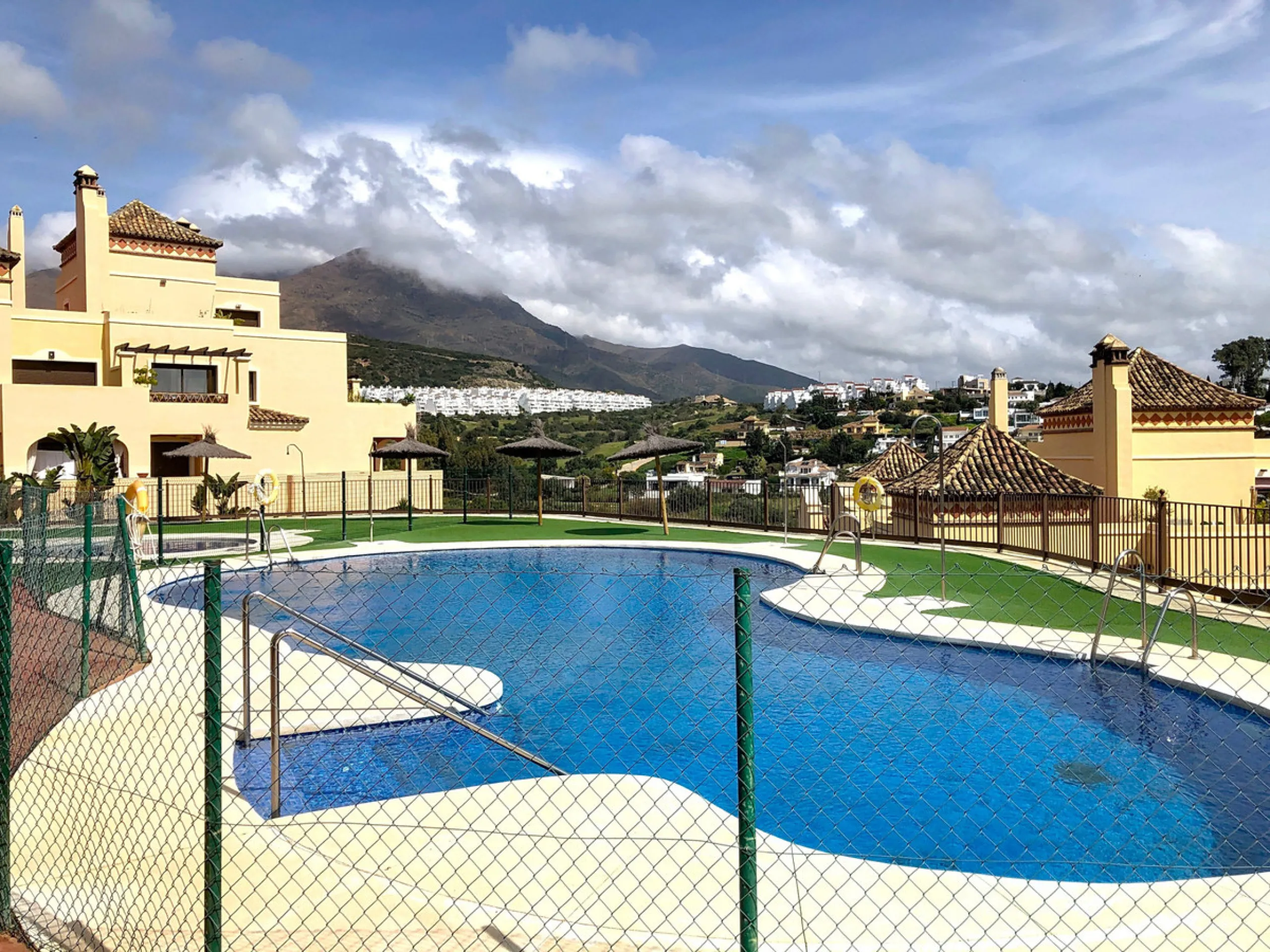 Apartment - Middle Floor Apartment в продаже в Estepona, Málaga. В доме 3 спален и 2 ванных комнат. Площадь дома 220 м²