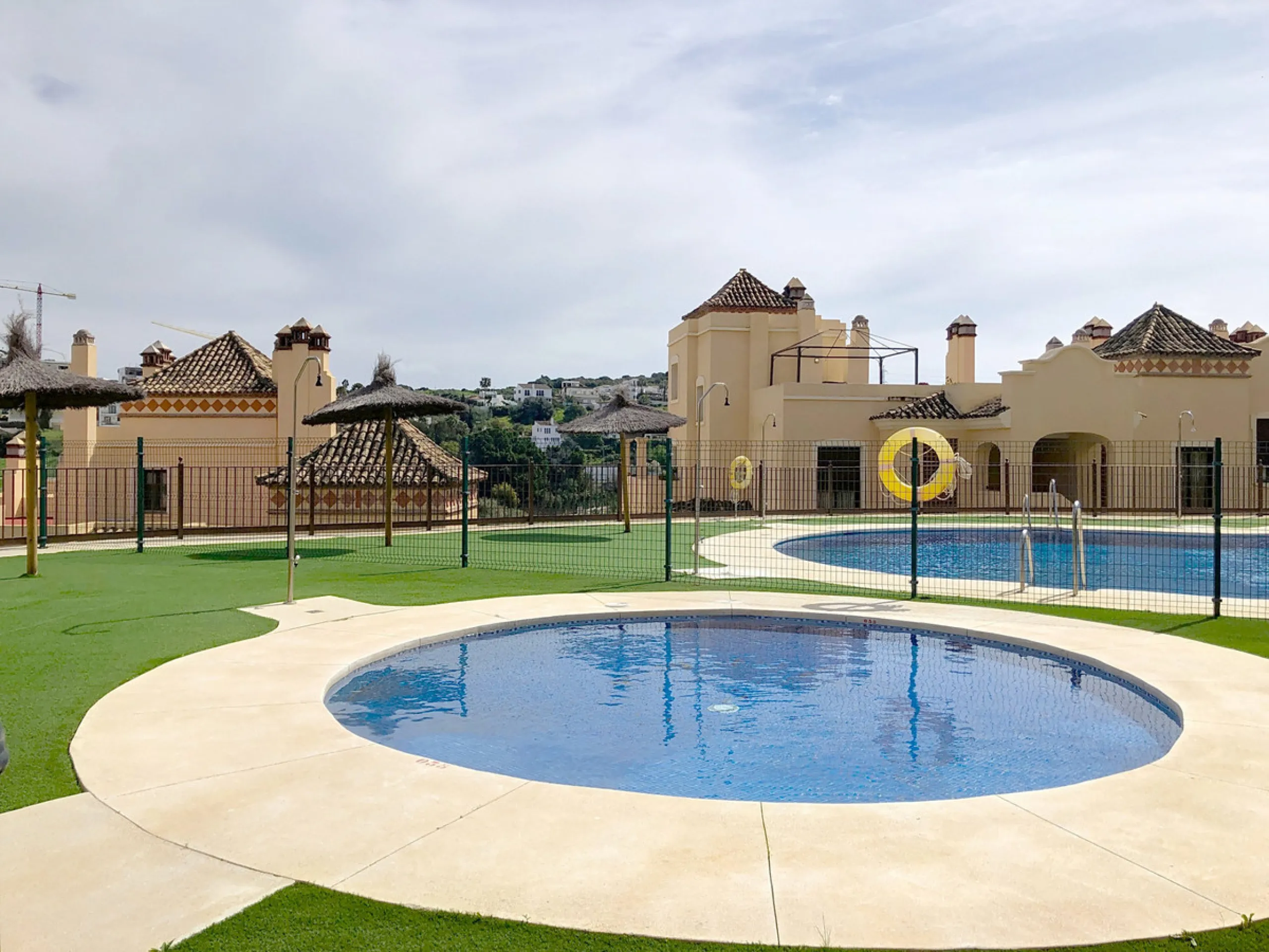 Apartment - Middle Floor Apartment в продаже в Estepona, Málaga. В доме 3 спален и 2 ванных комнат. Площадь дома 220 м²