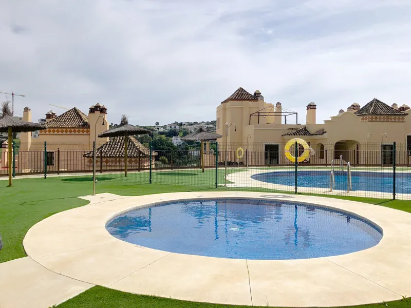 Apartment - Middle Floor Apartment в продаже в Estepona, Málaga. В доме 3 спален и 2 ванных комнат. Площадь дома 220 м²