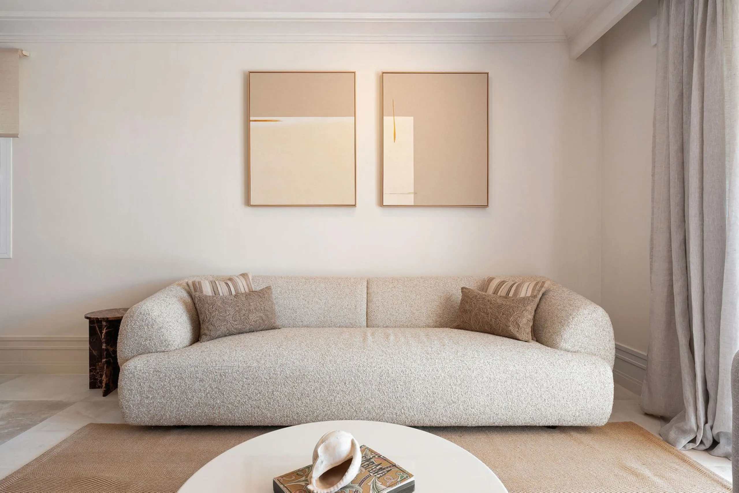 Discover a rare, fully renovated corner apartment in the prestigious Andalucia Garden Club next to Centro Plaza and within easy walking distance of restaurants, cafés, supermarkets, the beach and a wide range of local services the area has to offer. With 