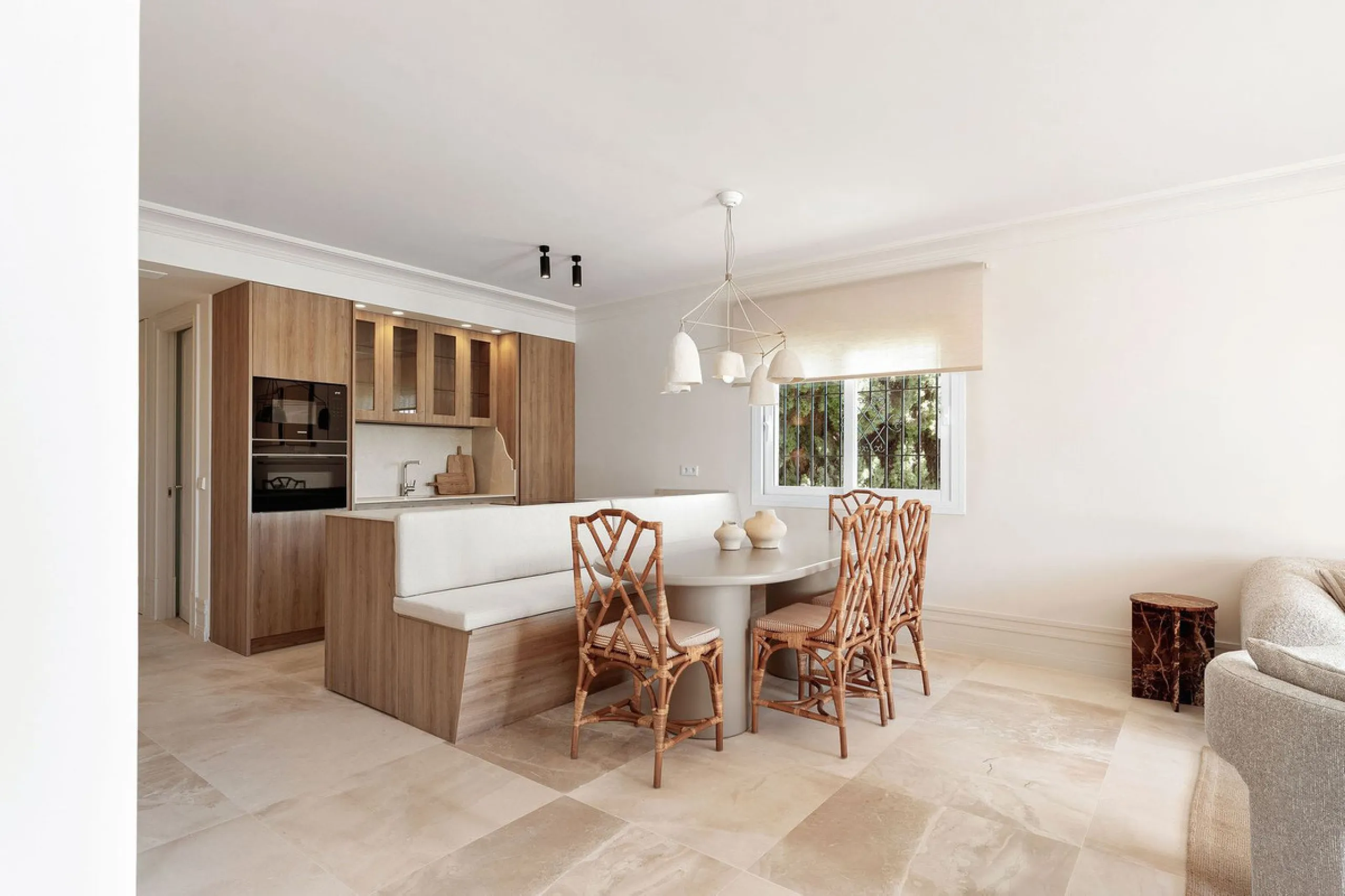 Discover a rare, fully renovated corner apartment in the prestigious Andalucia Garden Club next to Centro Plaza and within easy walking distance of restaurants, cafés, supermarkets, the beach and a wide range of local services the area has to offer. With 