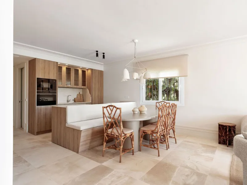 Discover a rare, fully renovated corner apartment in the prestigious Andalucia Garden Club next to Centro Plaza and within easy walking distance of restaurants, cafés, supermarkets, the beach and a wide range of local services the area has to offer. With 