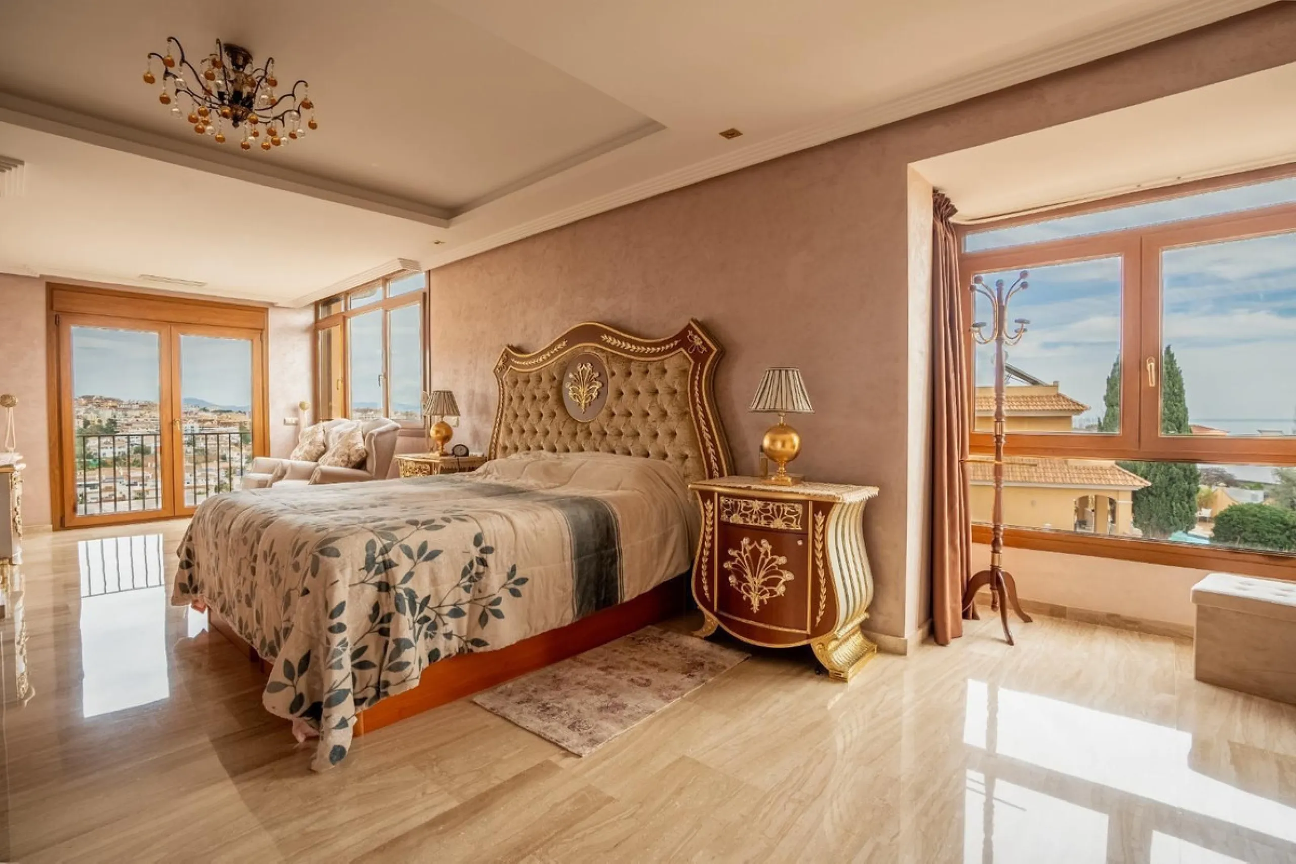 Discover this stunning  villa, perfectly situated next to a protected nature reserve. Enjoy the serenity of nature while being just a short walk away from shopping centers and other amenities.