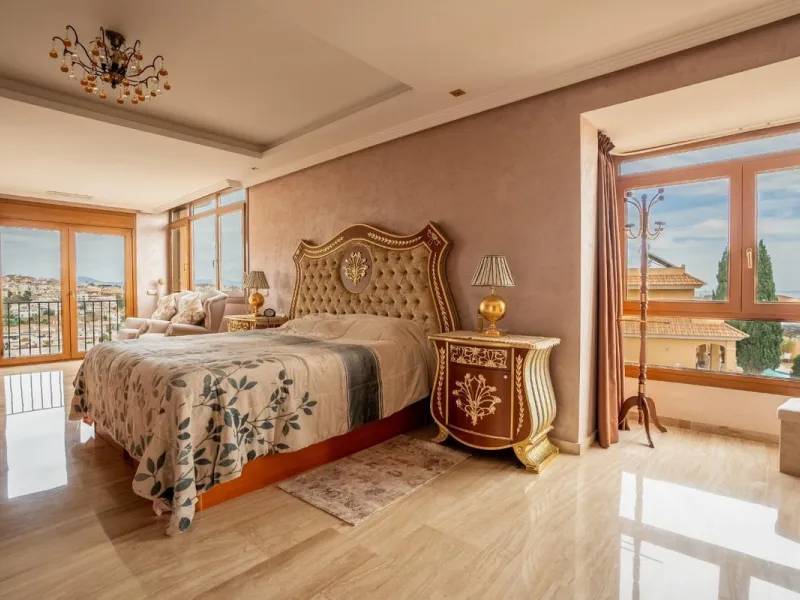 Discover this stunning  villa, perfectly situated next to a protected nature reserve. Enjoy the serenity of nature while being just a short walk away from shopping centers and other amenities.