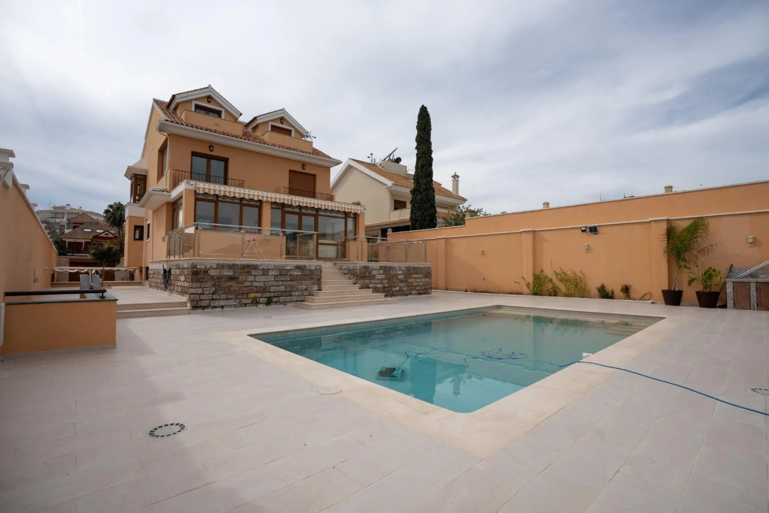 Discover this stunning  villa, perfectly situated next to a protected nature reserve. Enjoy the serenity of nature while being just a short walk away from shopping centers and other amenities.