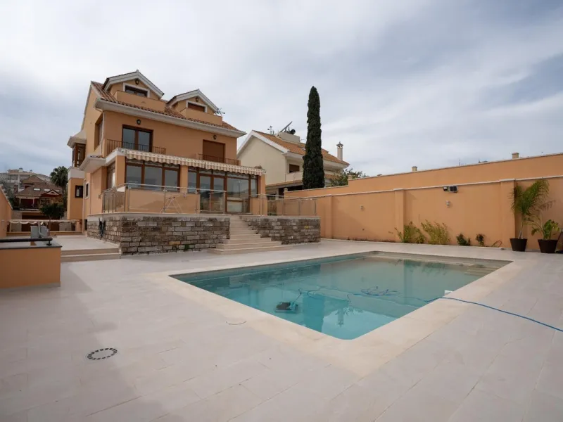 Discover this stunning  villa, perfectly situated next to a protected nature reserve. Enjoy the serenity of nature while being just a short walk away from shopping centers and other amenities.
