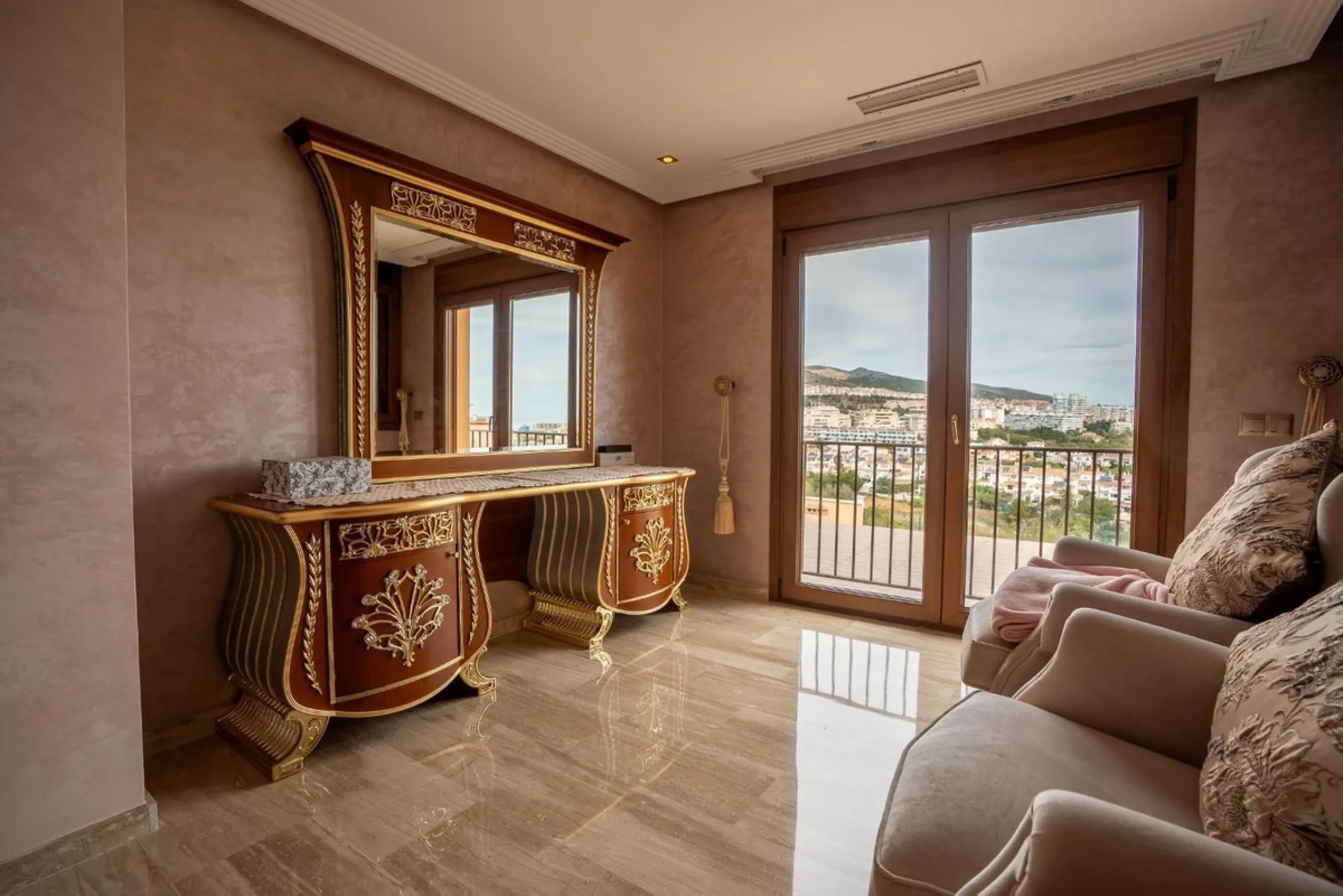 Discover this stunning  villa, perfectly situated next to a protected nature reserve. Enjoy the serenity of nature while being just a short walk away from shopping centers and other amenities.