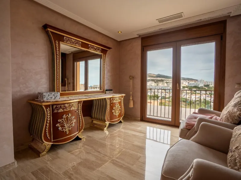 Discover this stunning  villa, perfectly situated next to a protected nature reserve. Enjoy the serenity of nature while being just a short walk away from shopping centers and other amenities.